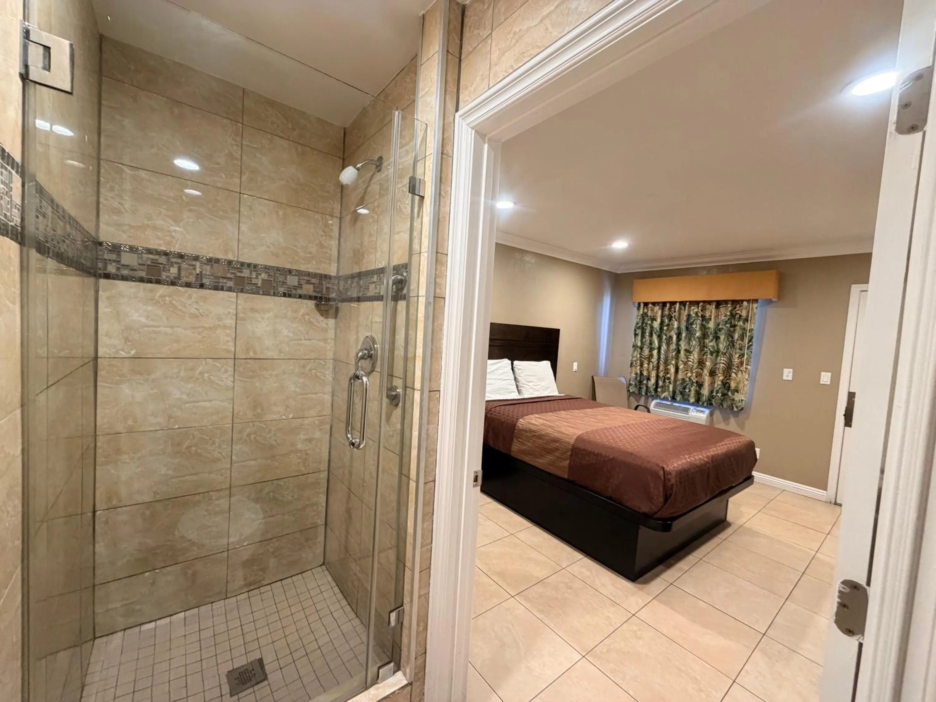 Shower, Bed in Stallion Motel Los Angeles