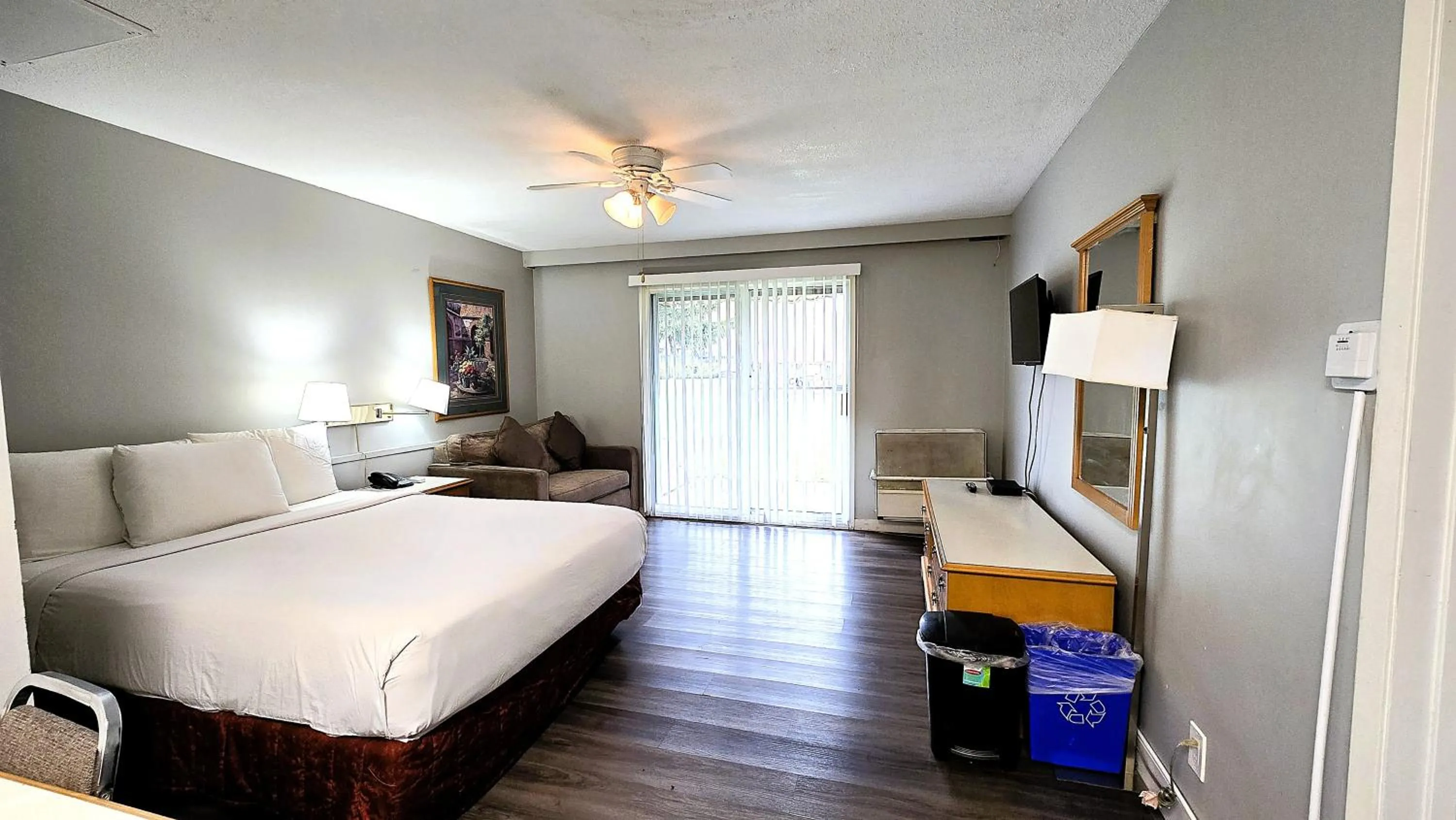 Living room, Bed in Okanagan Seasons Resort