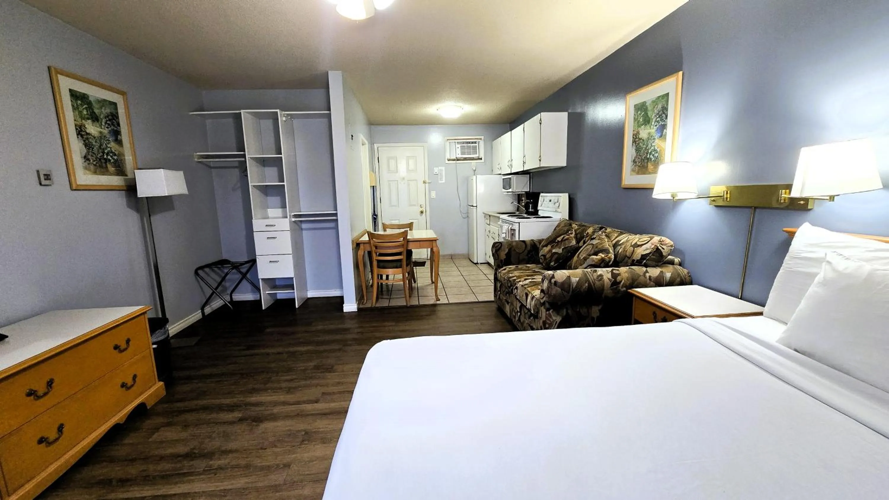 Living room, Bed in Okanagan Seasons Resort