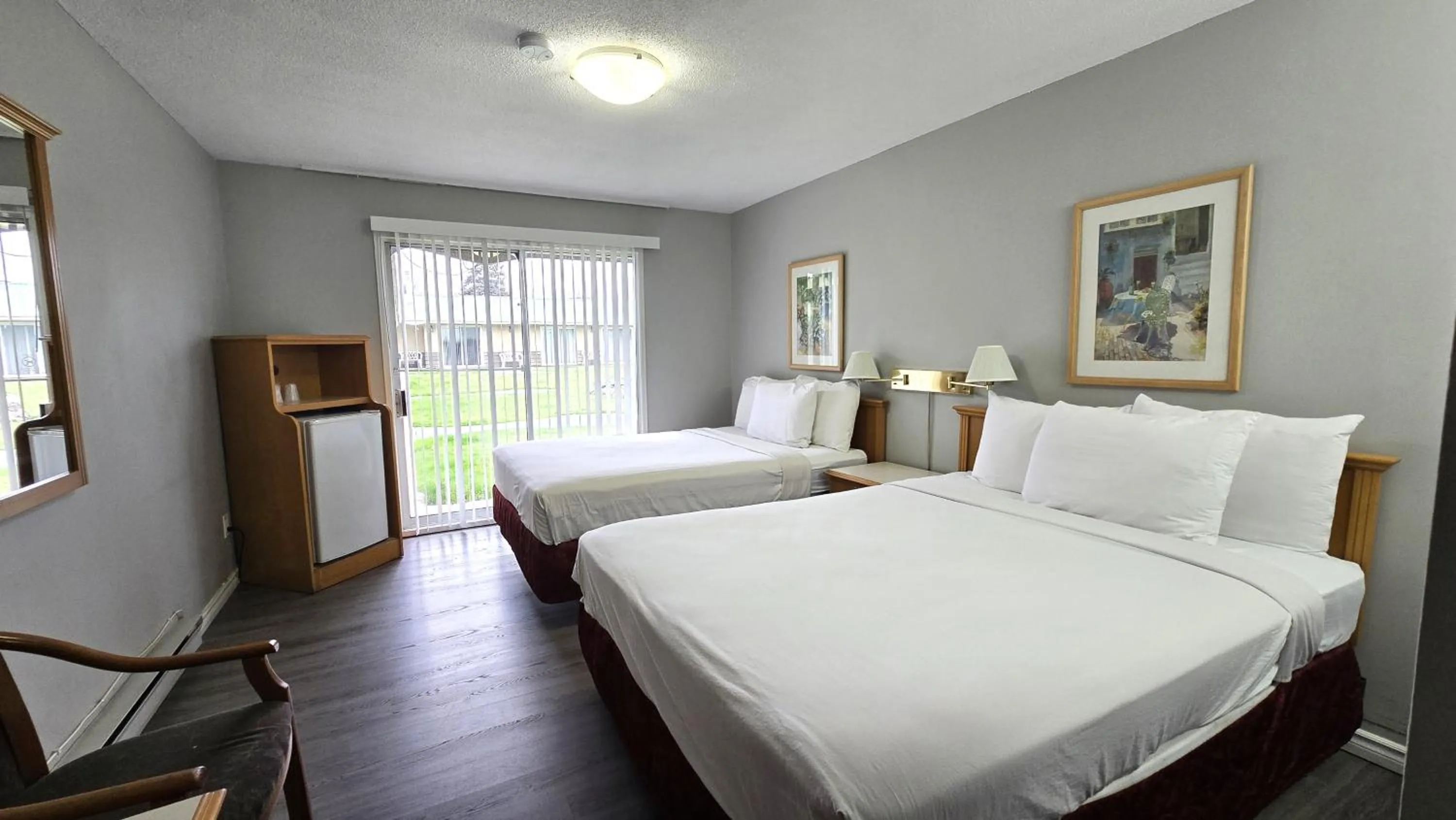 Living room, Bed in Okanagan Seasons Resort