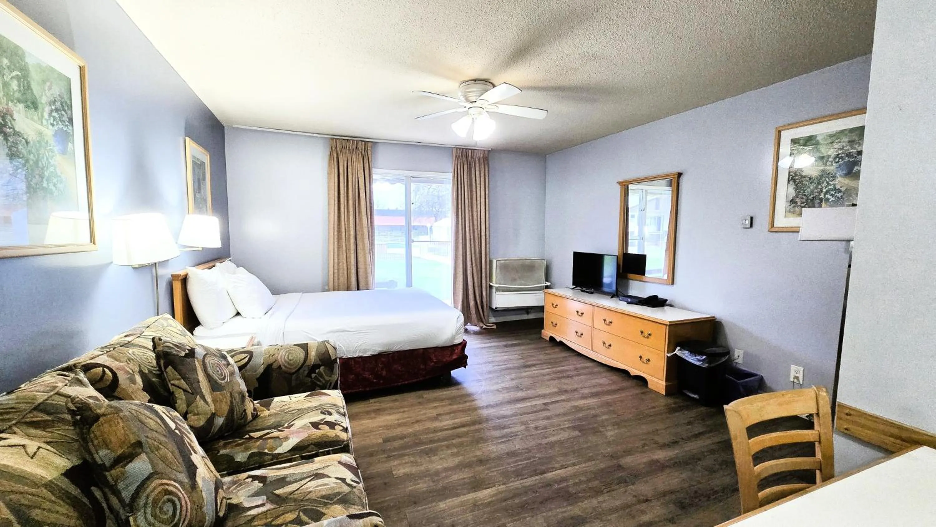Living room, Bed in Okanagan Seasons Resort