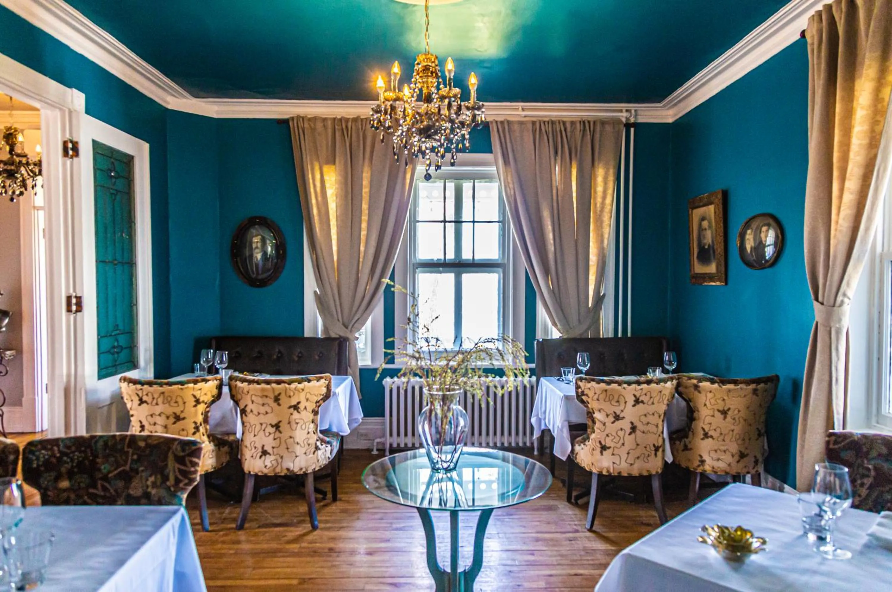 Restaurant/places to eat in Manoir Becancourt Hotel