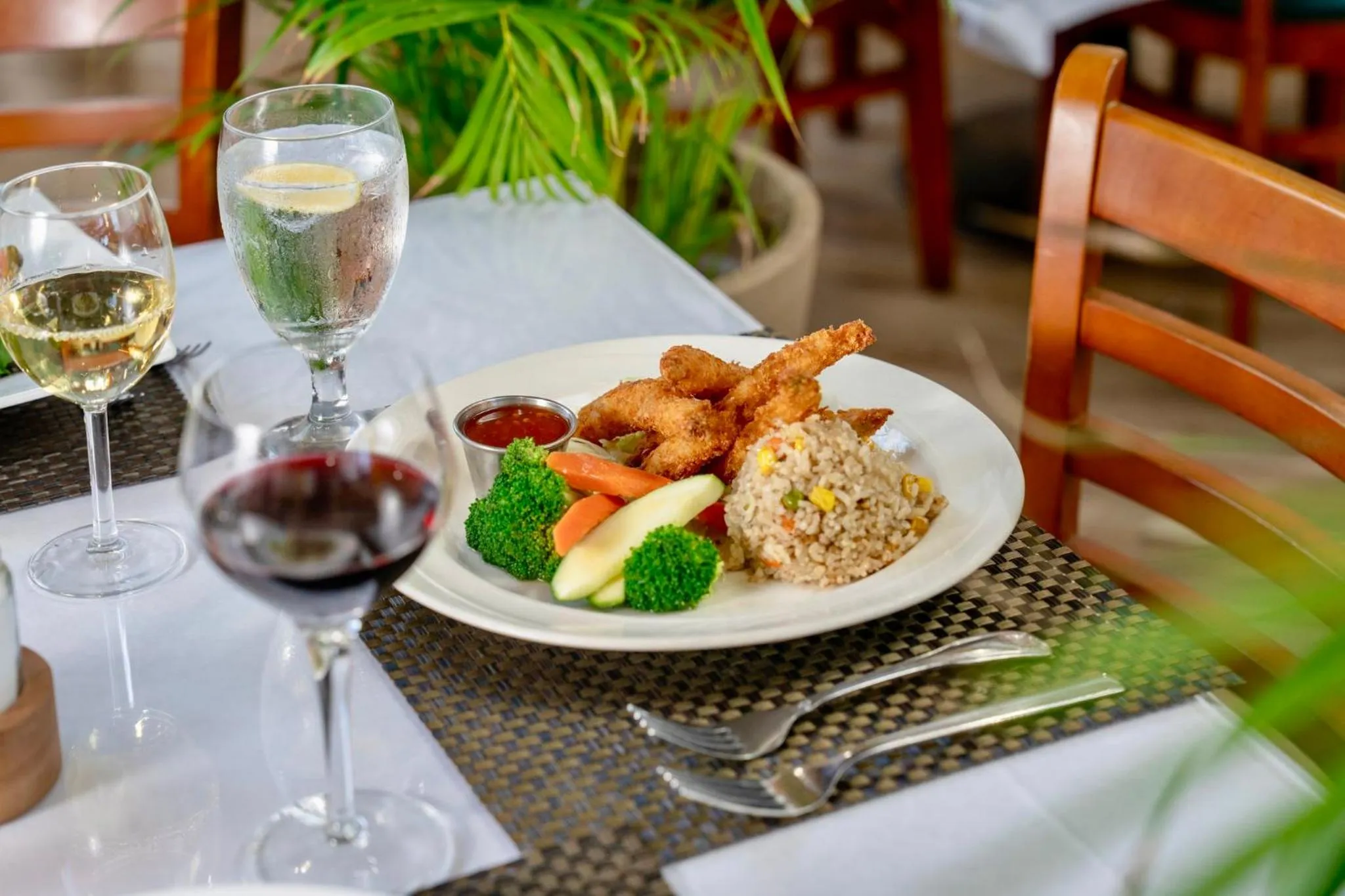 Area and facilities in Maui Beach Hotel