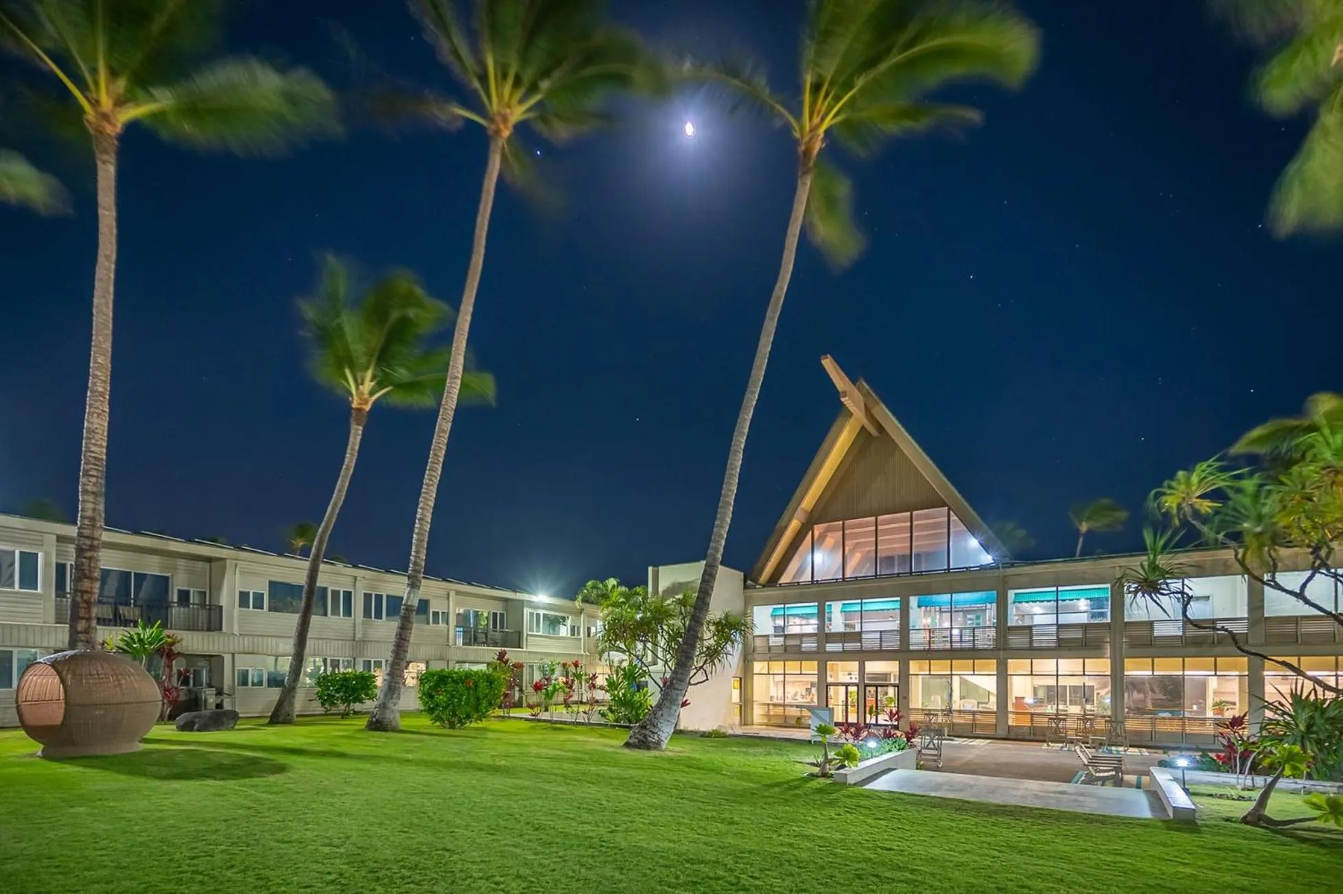 Property building in Maui Beach Hotel
