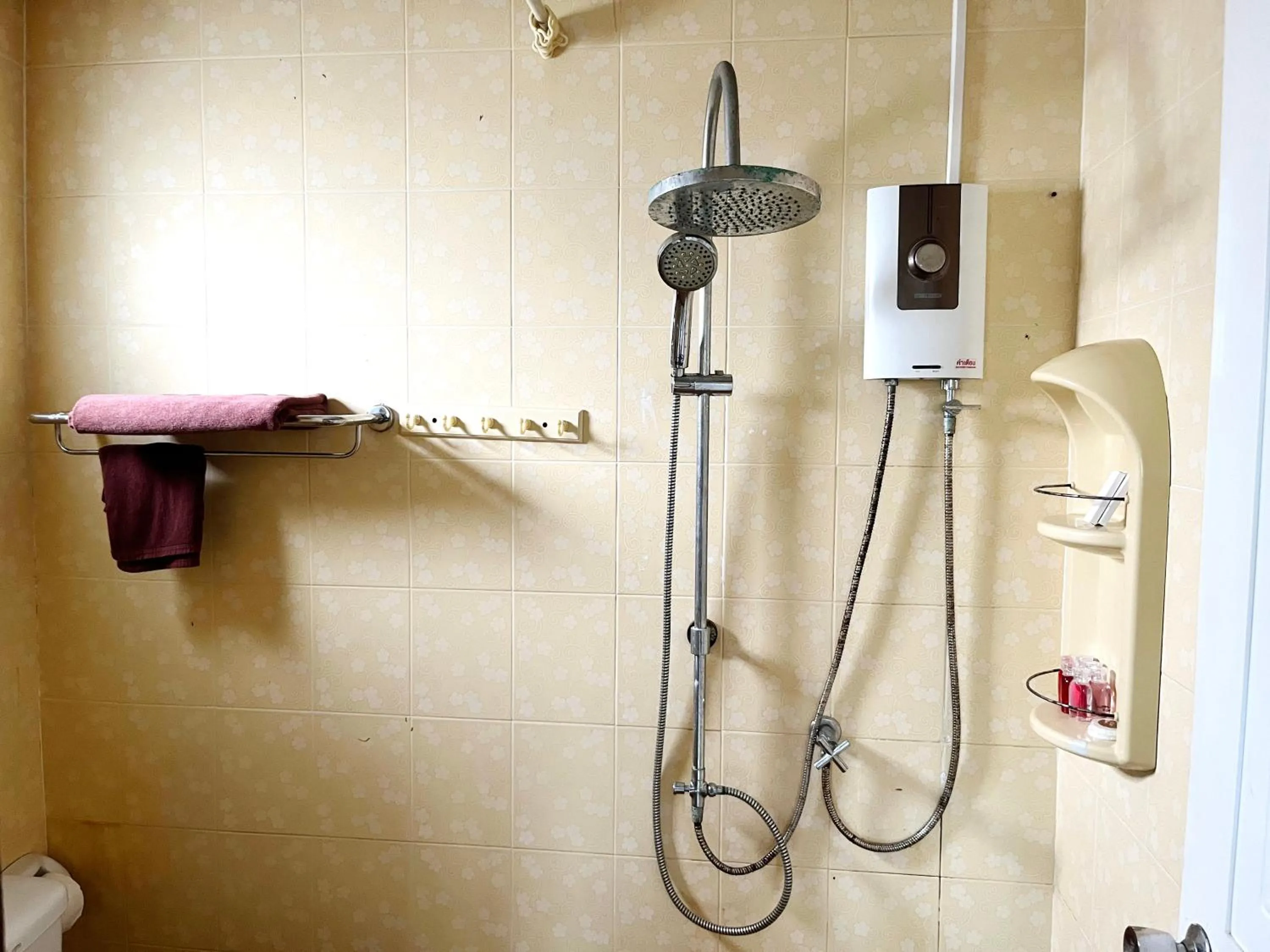 Shower in Lamai Guesthouse