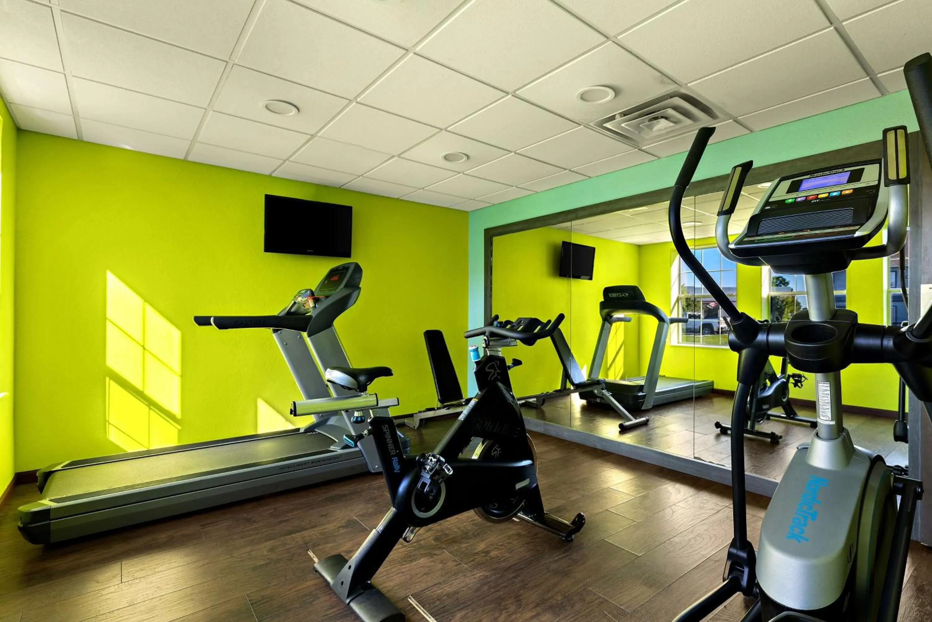 Fitness centre/facilities in SureStay Plus Hotel by Best Western Tulsa East