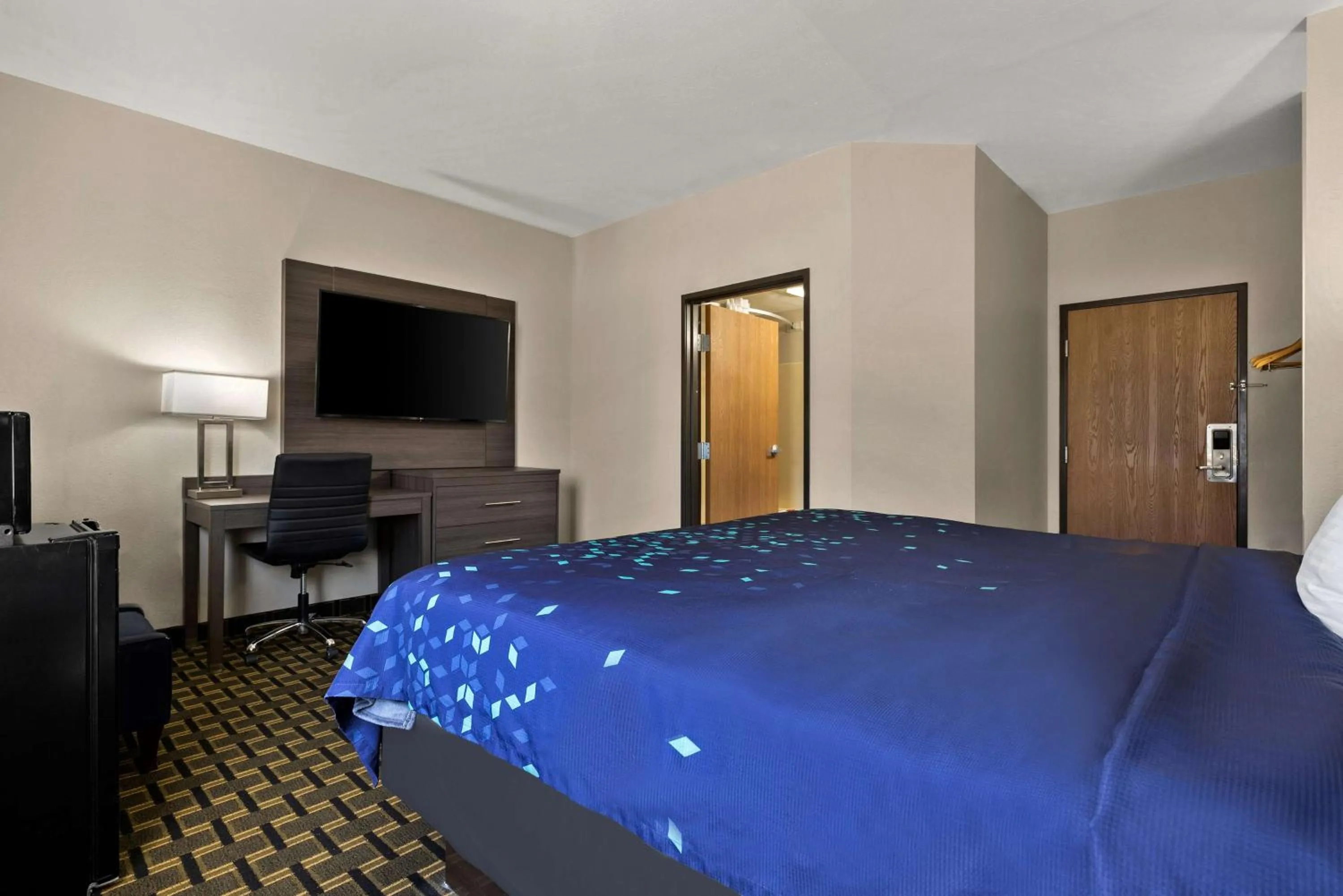 Bedroom, Bed in SureStay Plus Hotel by Best Western Tulsa East