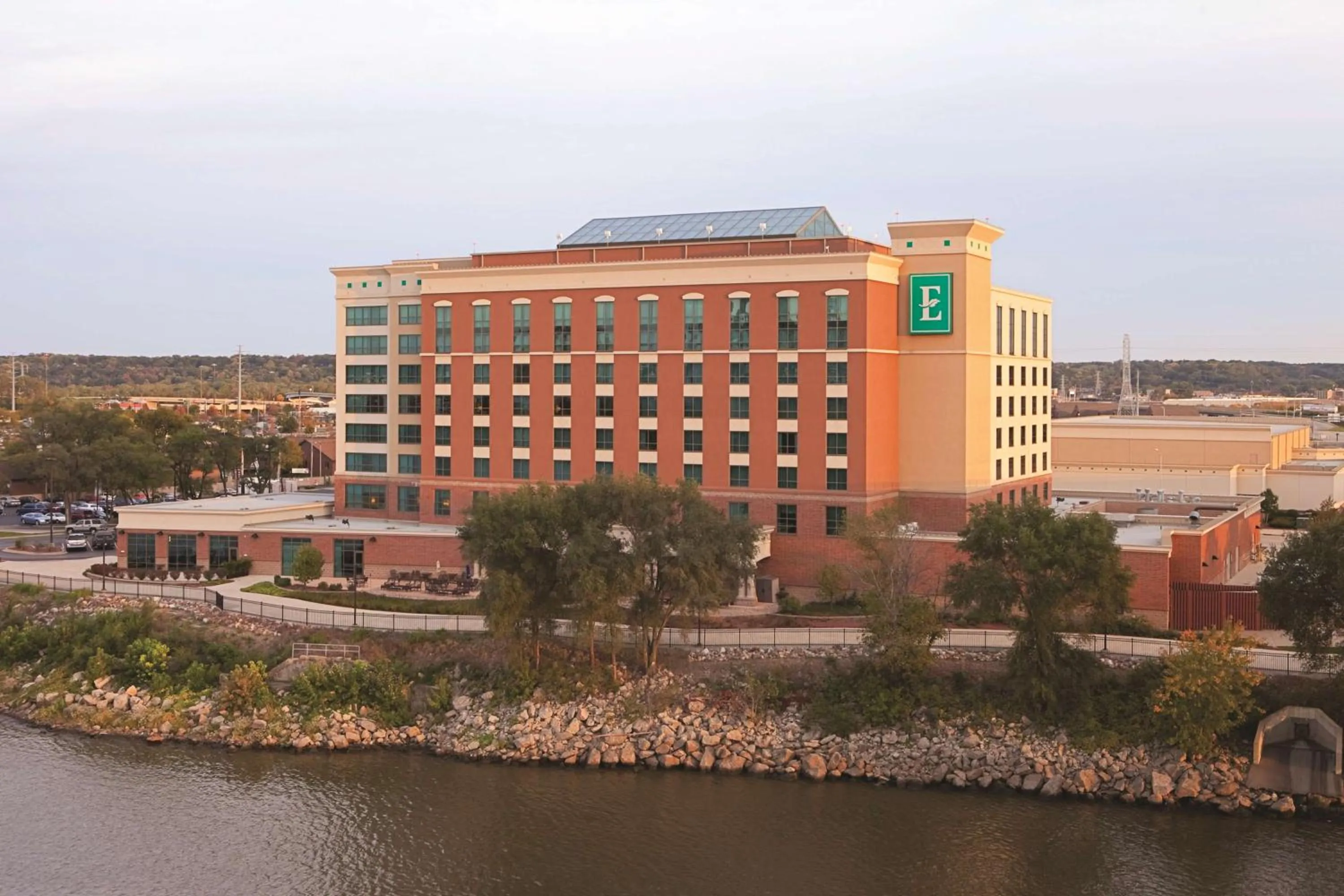 Property building in Embassy Suites East Peoria Hotel and Riverfront Conference Center
