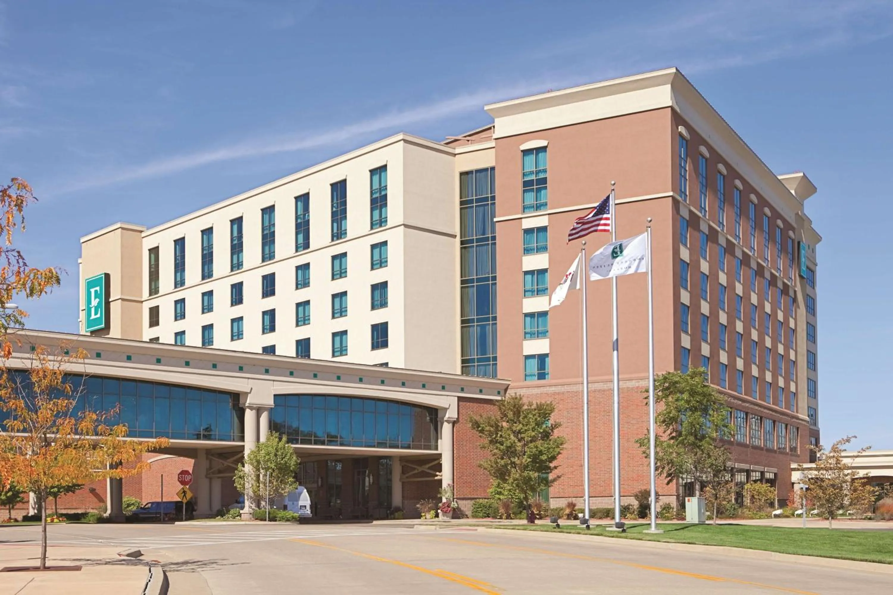 Property building in Embassy Suites East Peoria Hotel and Riverfront Conference Center
