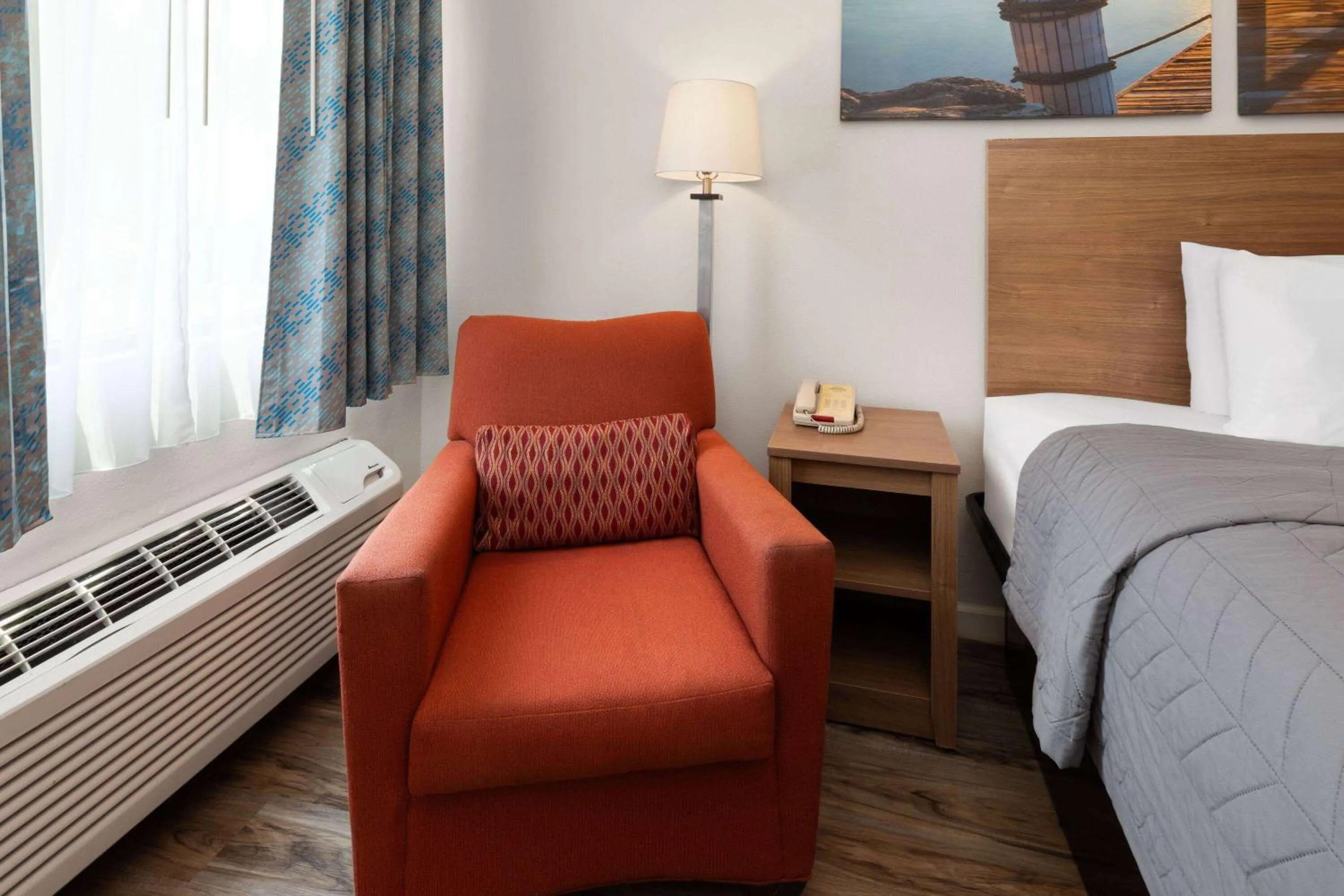 Photo of the whole room, Bed in Days Inn by Wyndham Biloxi Beach