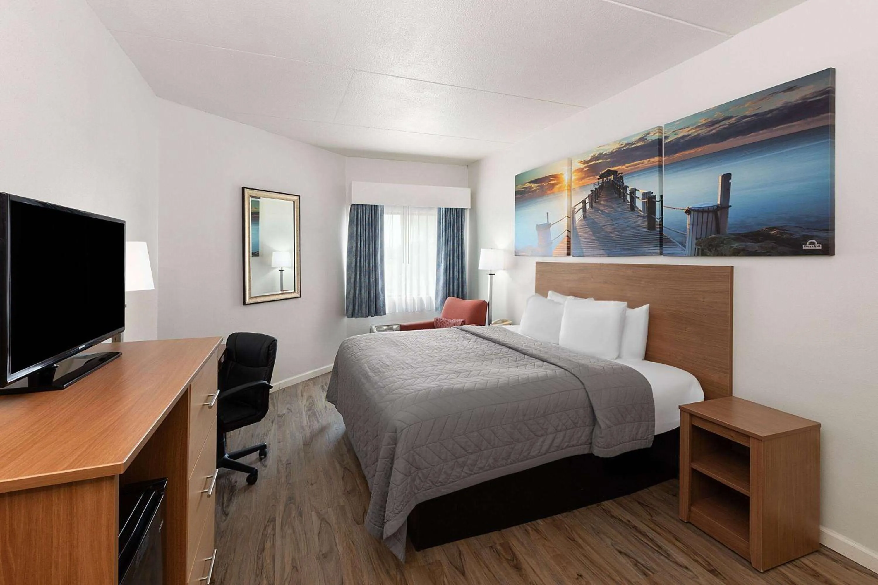 Photo of the whole room, Bed in Days Inn by Wyndham Biloxi Beach