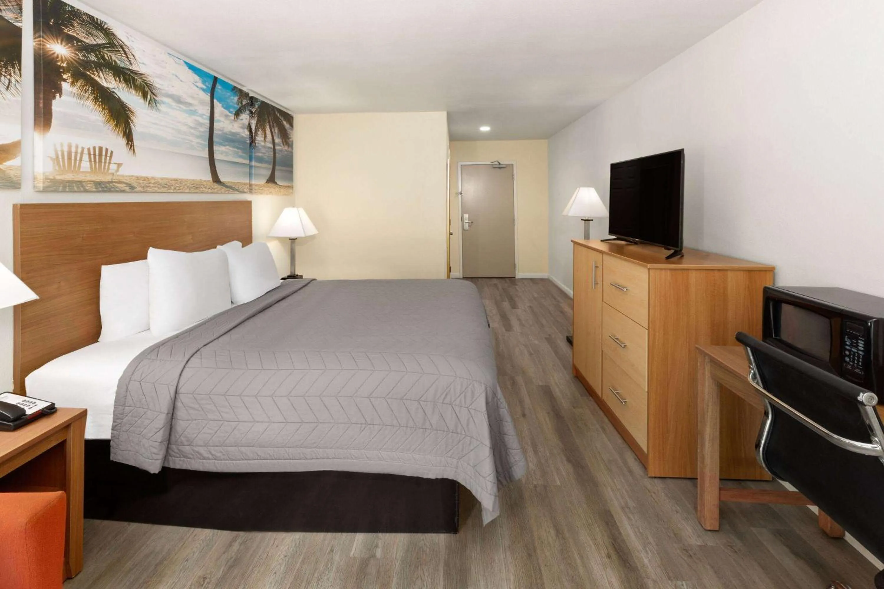 Photo of the whole room, Bed in Days Inn by Wyndham Biloxi Beach