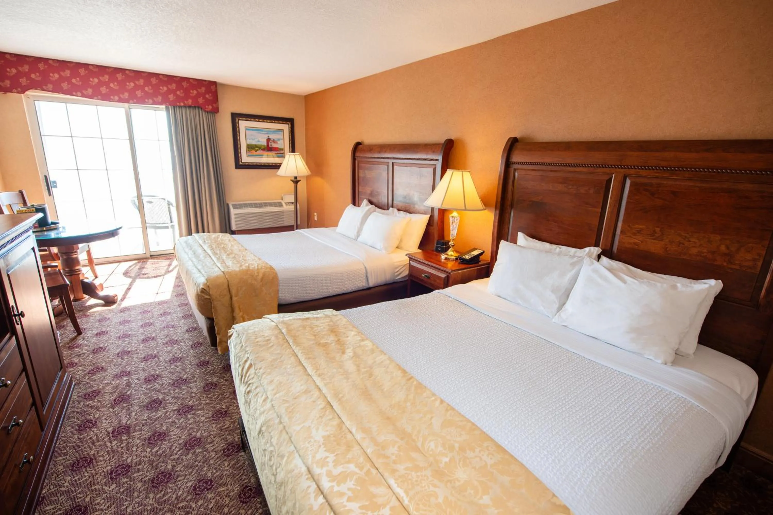 Bed in Hamilton Inn Select Beachfront Mackinaw City