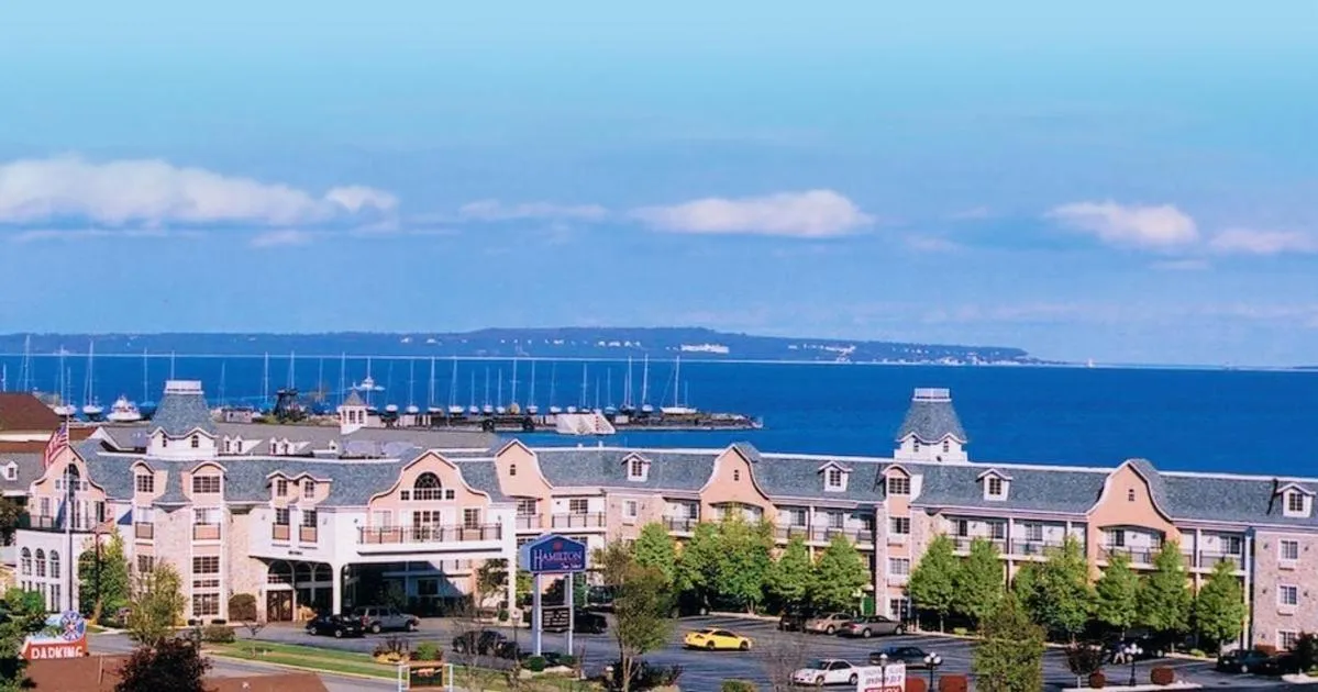Property building in Hamilton Inn Select Beachfront Mackinaw City