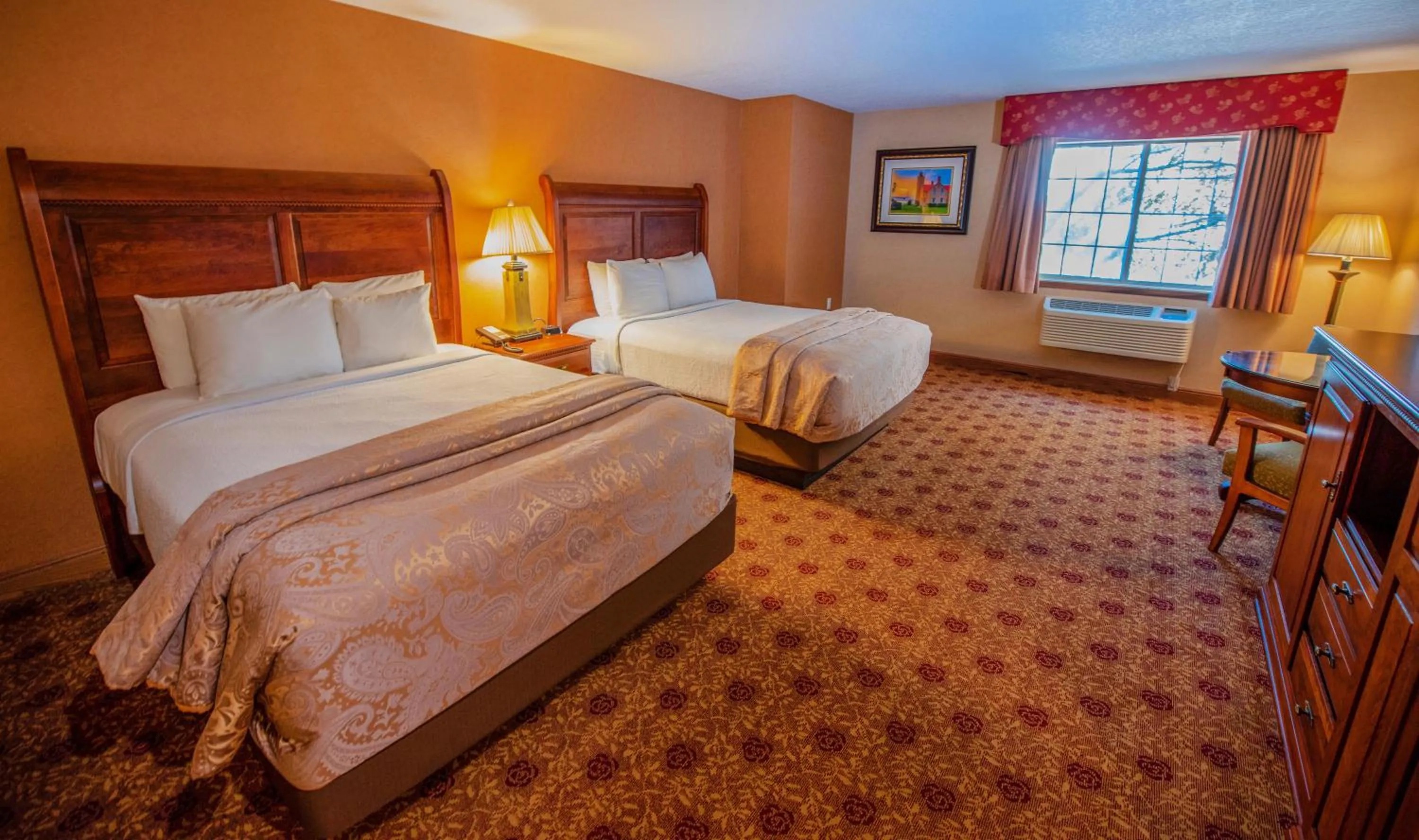 Bed in Hamilton Inn Select Beachfront Mackinaw City