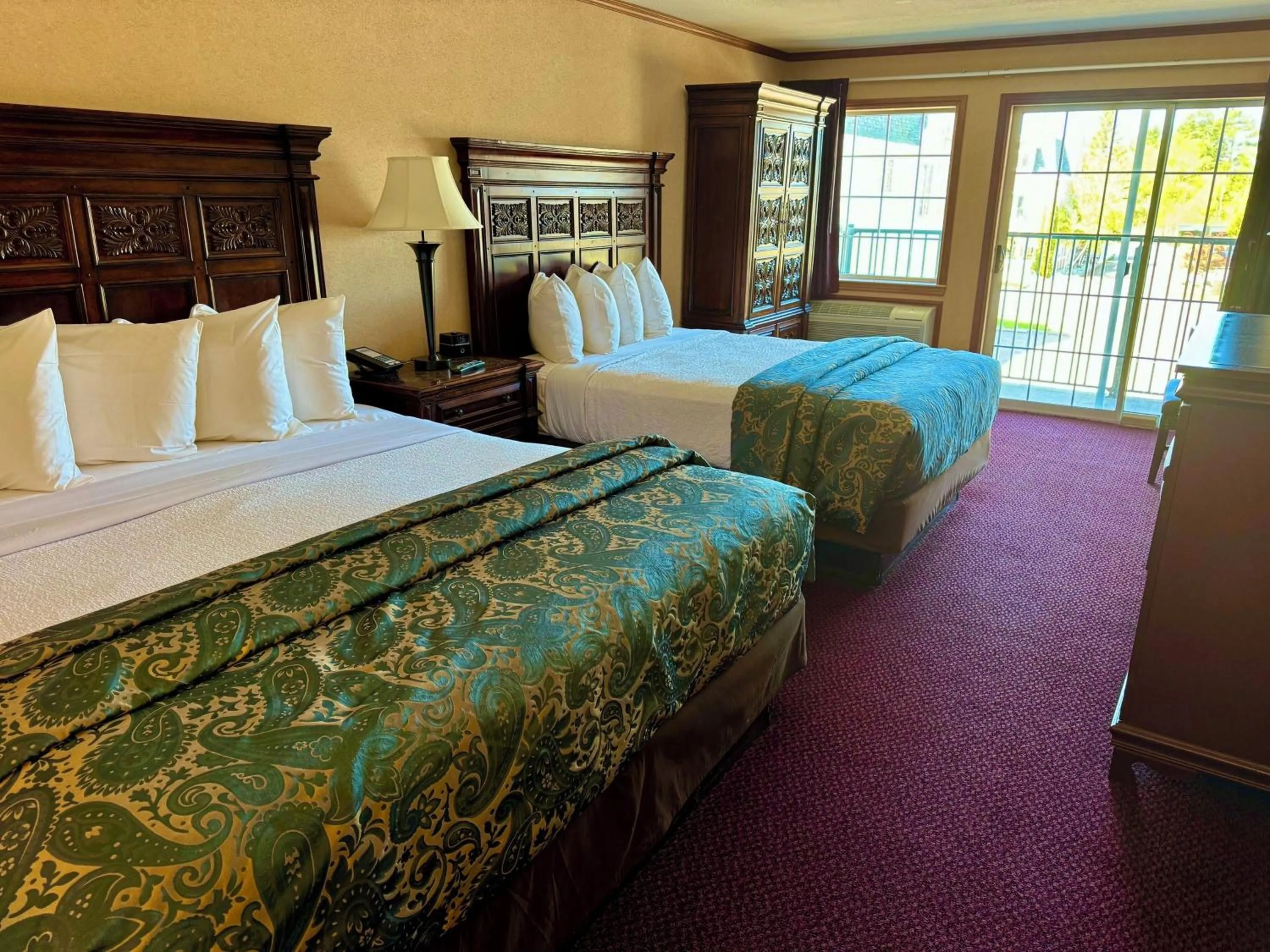 Bed in Hamilton Inn Select Beachfront Mackinaw City