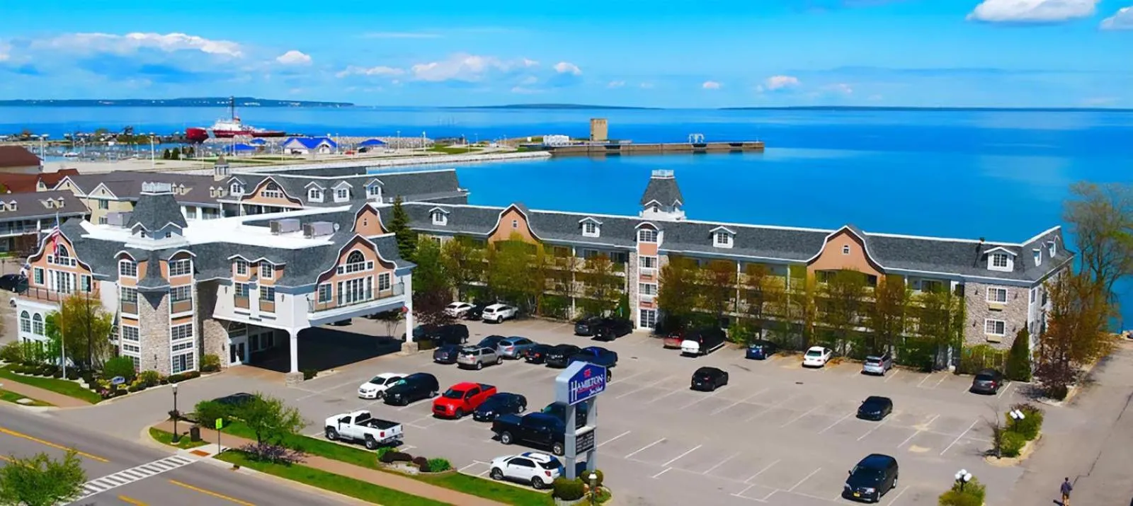 Property building in Hamilton Inn Select Beachfront Mackinaw City