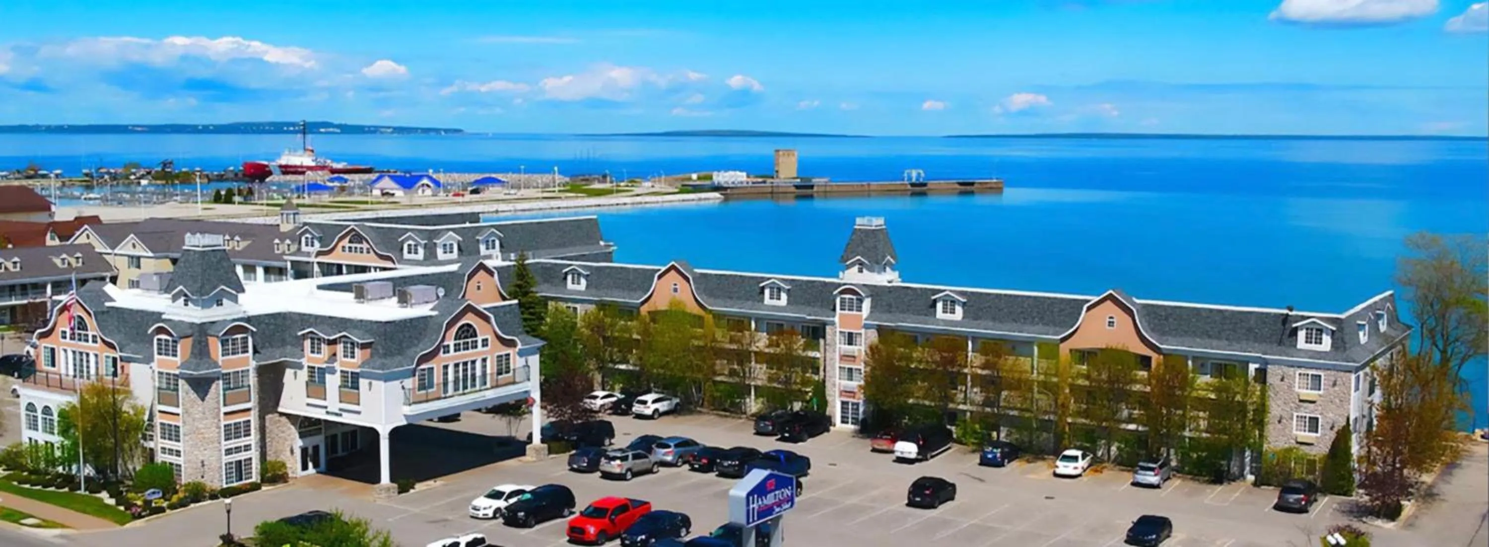 Property building in Hamilton Inn Select Beachfront Mackinaw City
