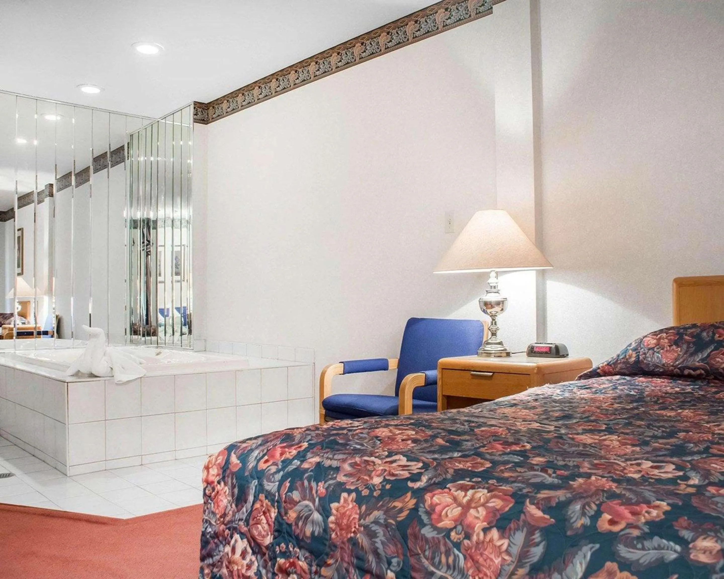 Photo of the whole room, Bed in Econo Lodge By the Falls