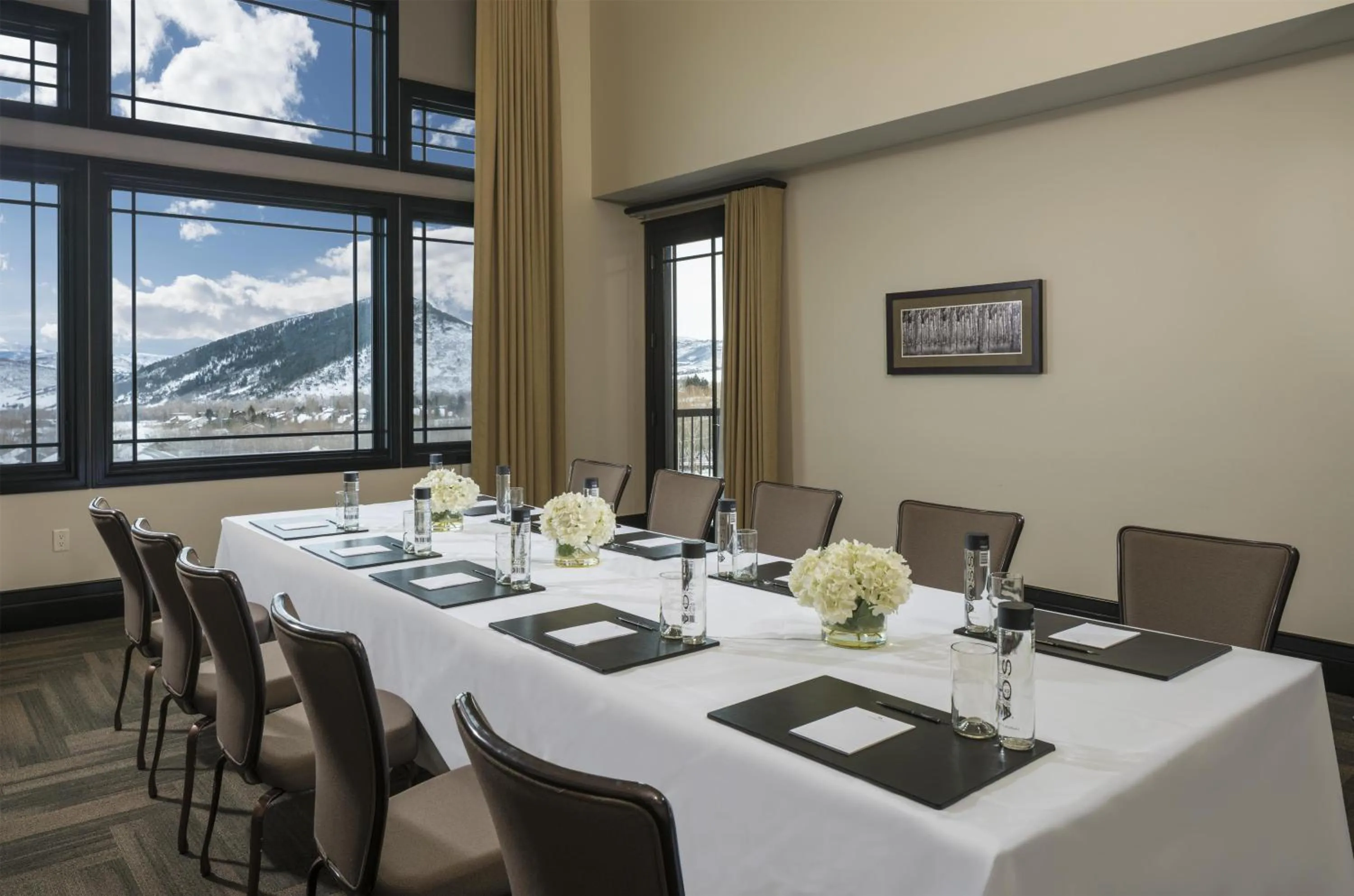 Dining area in Waldorf Astoria Park City