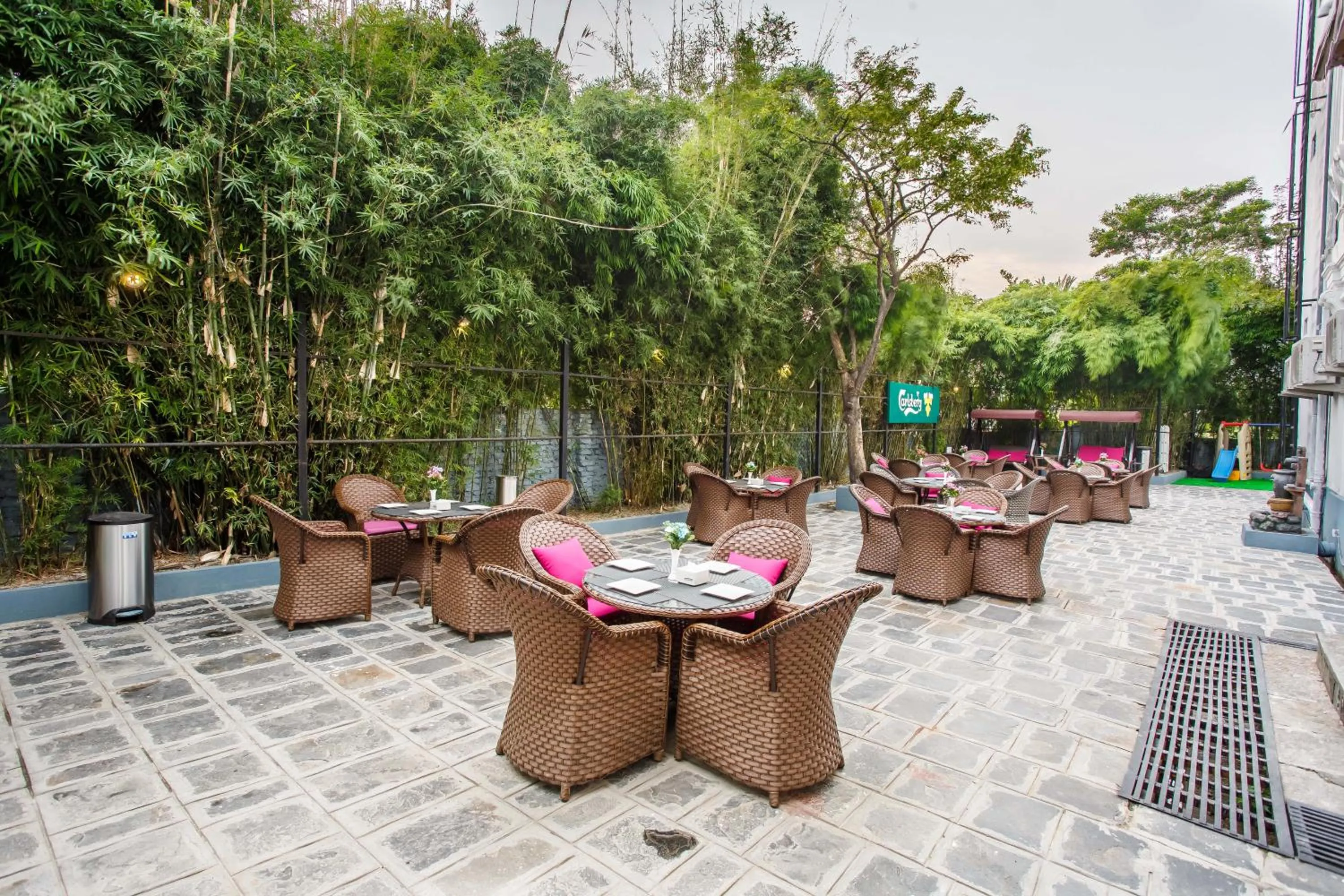 Restaurant/places to eat in Royal Empire Boutique Hotel