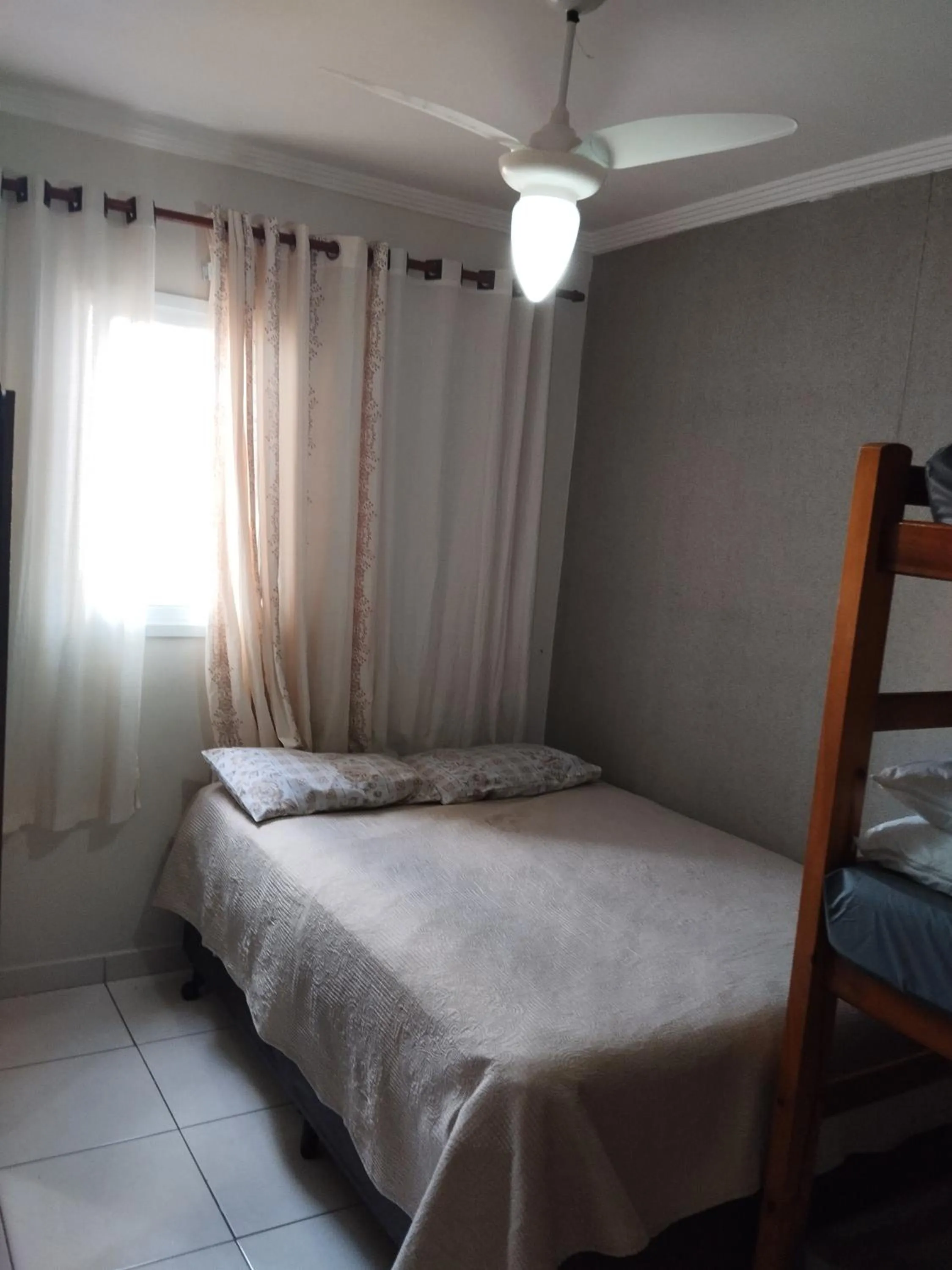 Bed in Apê Temporada Praia Grande SP Completo com Piscina, Churrasqueira, Estacionamento, Wi-Fi