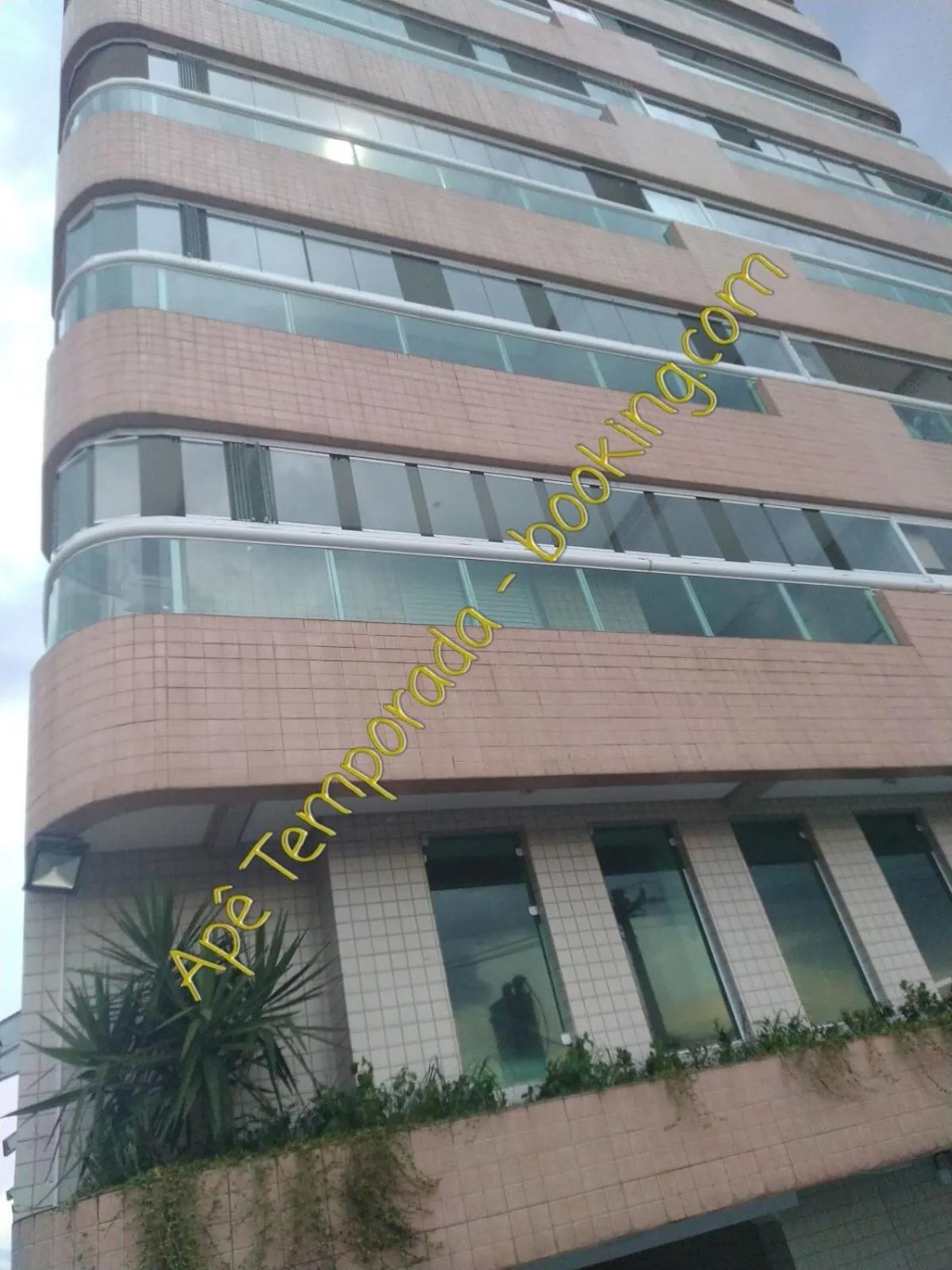 Property building in Apê Temporada Praia Grande SP Completo com Piscina, Churrasqueira, Estacionamento, Wi-Fi