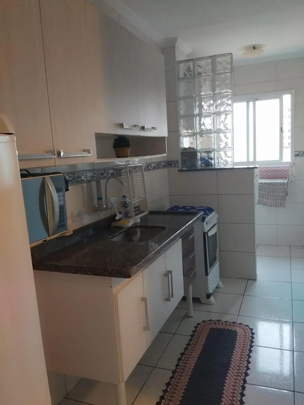 kitchen in Apê Temporada Praia Grande SP Completo com Piscina, Churrasqueira, Estacionamento, Wi-Fi