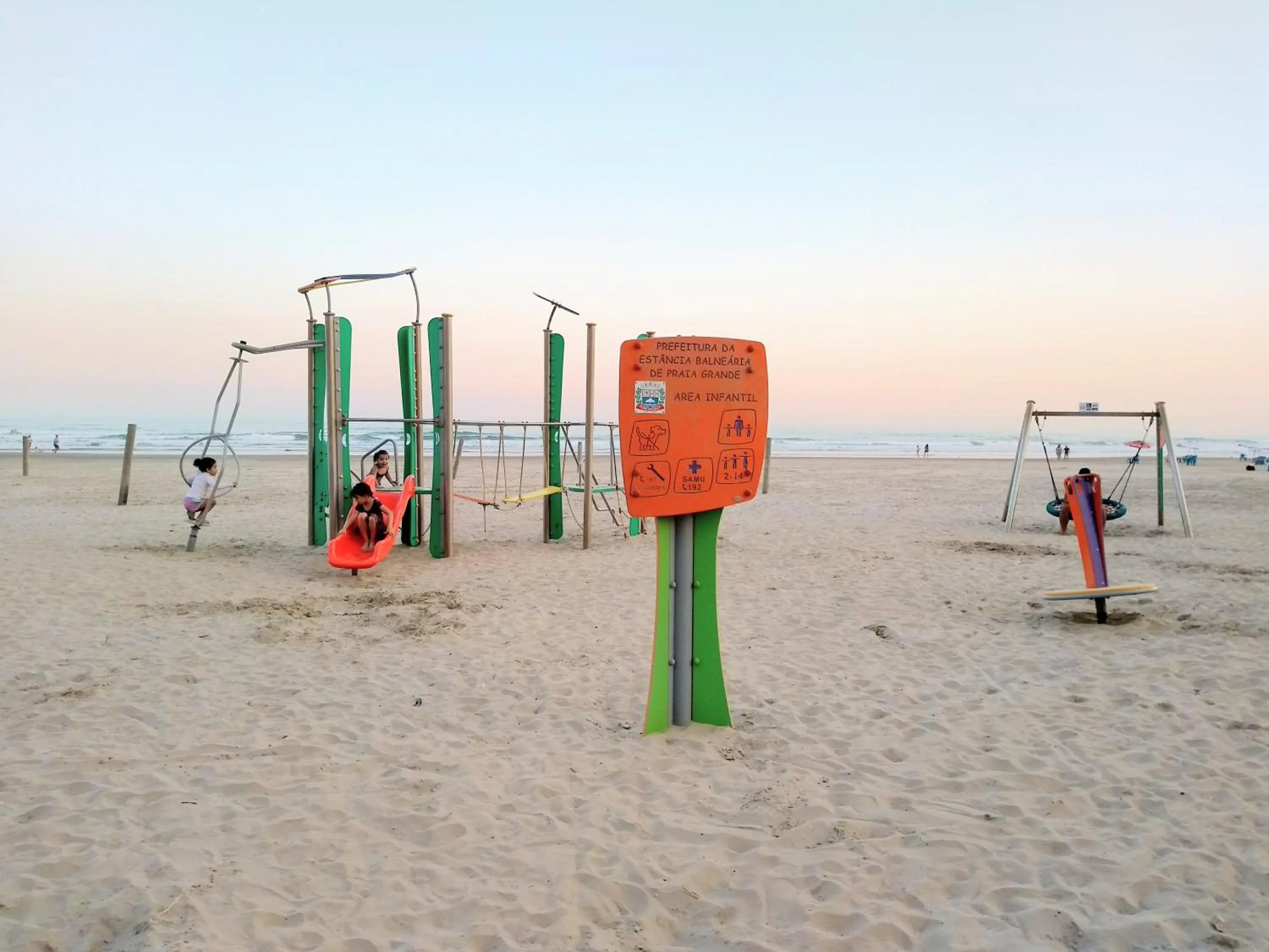 Children play ground in Apê Temporada Praia Grande SP Completo com Piscina, Churrasqueira, Estacionamento, Wi-Fi