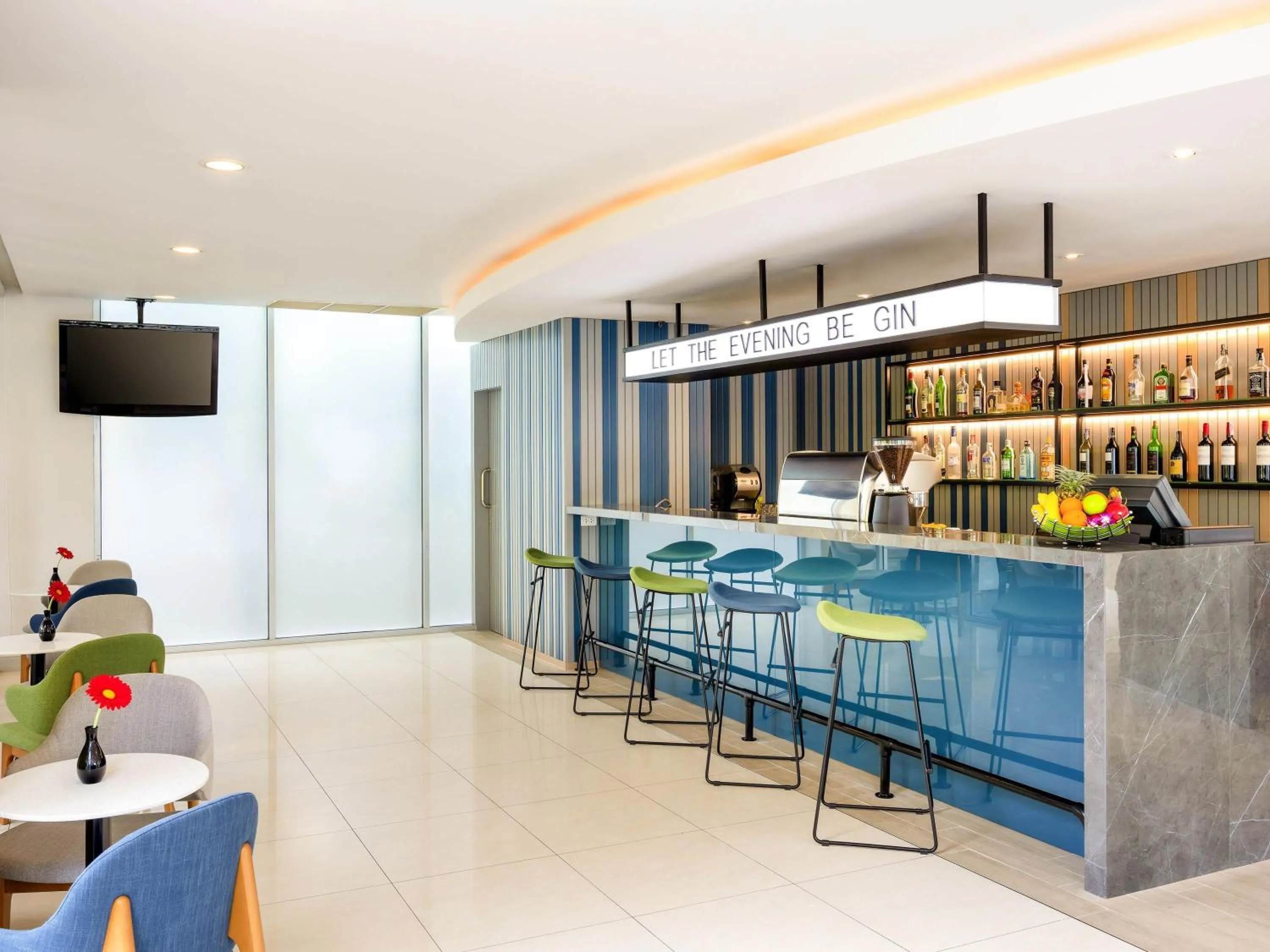Lounge or bar in ibis Bangkok Sathorn