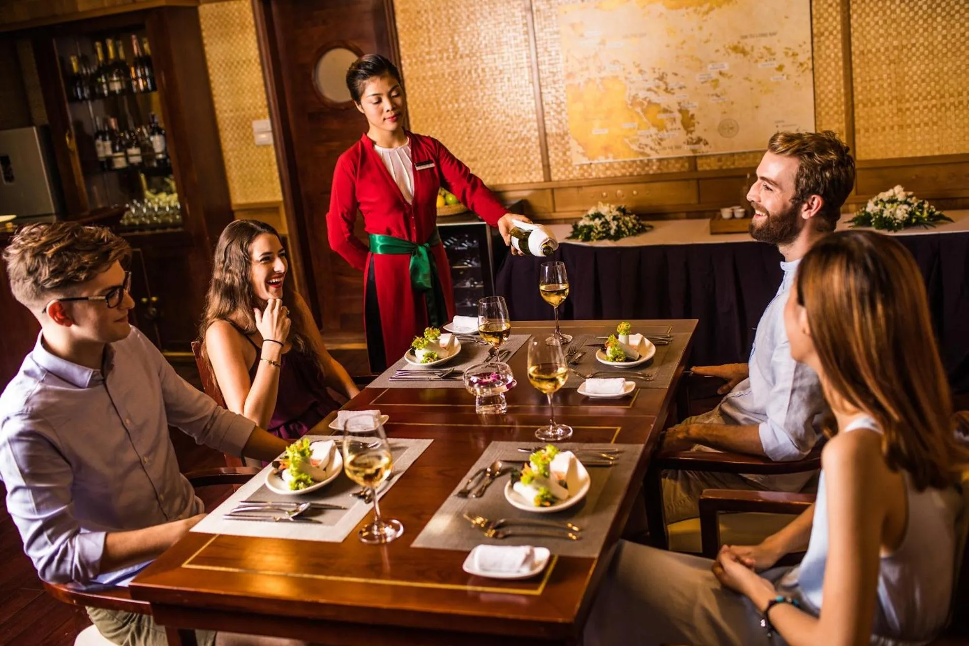 Restaurant/places to eat in Bhaya Halong Cruises