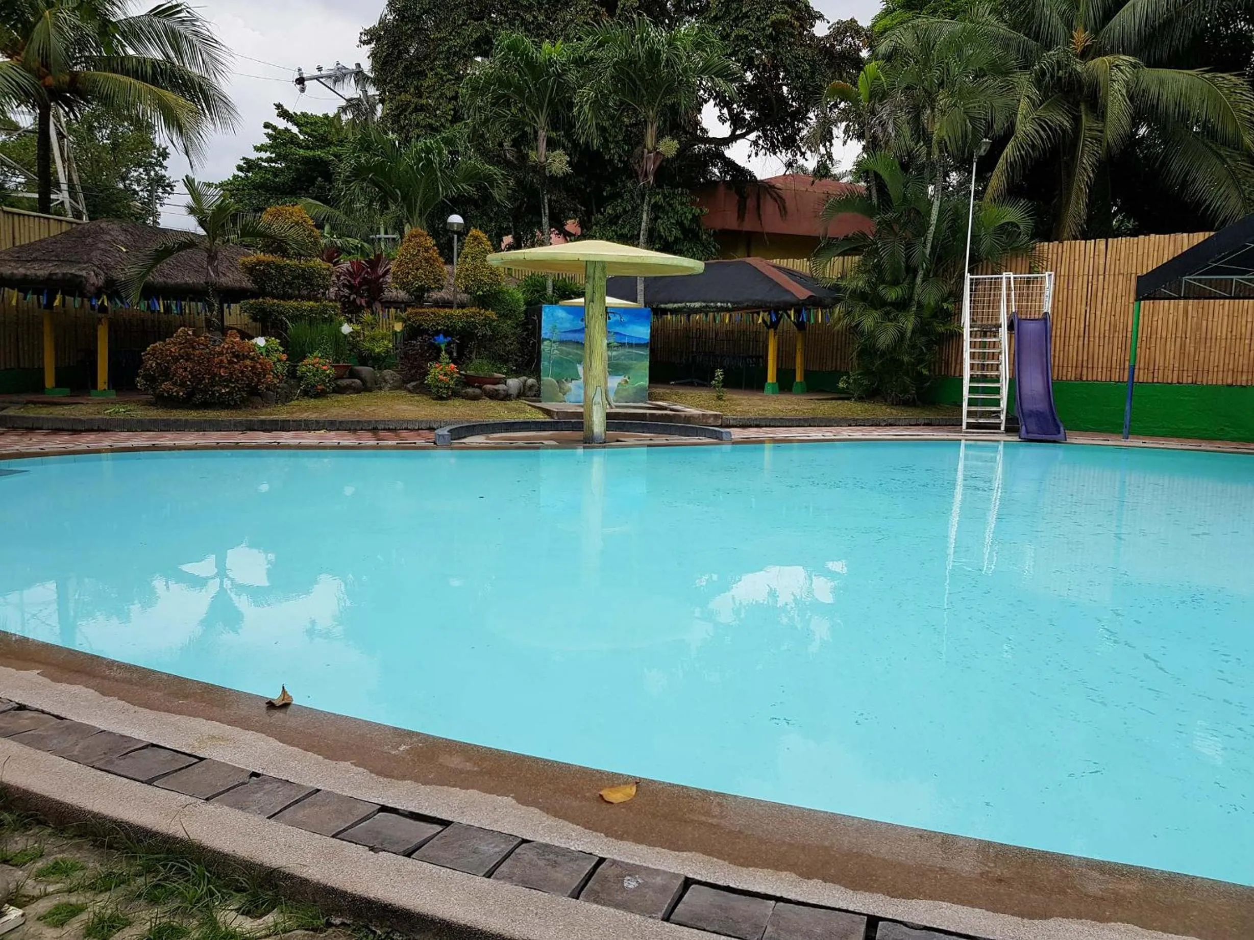 Swimming pool in Riverview Resort and Conference Center