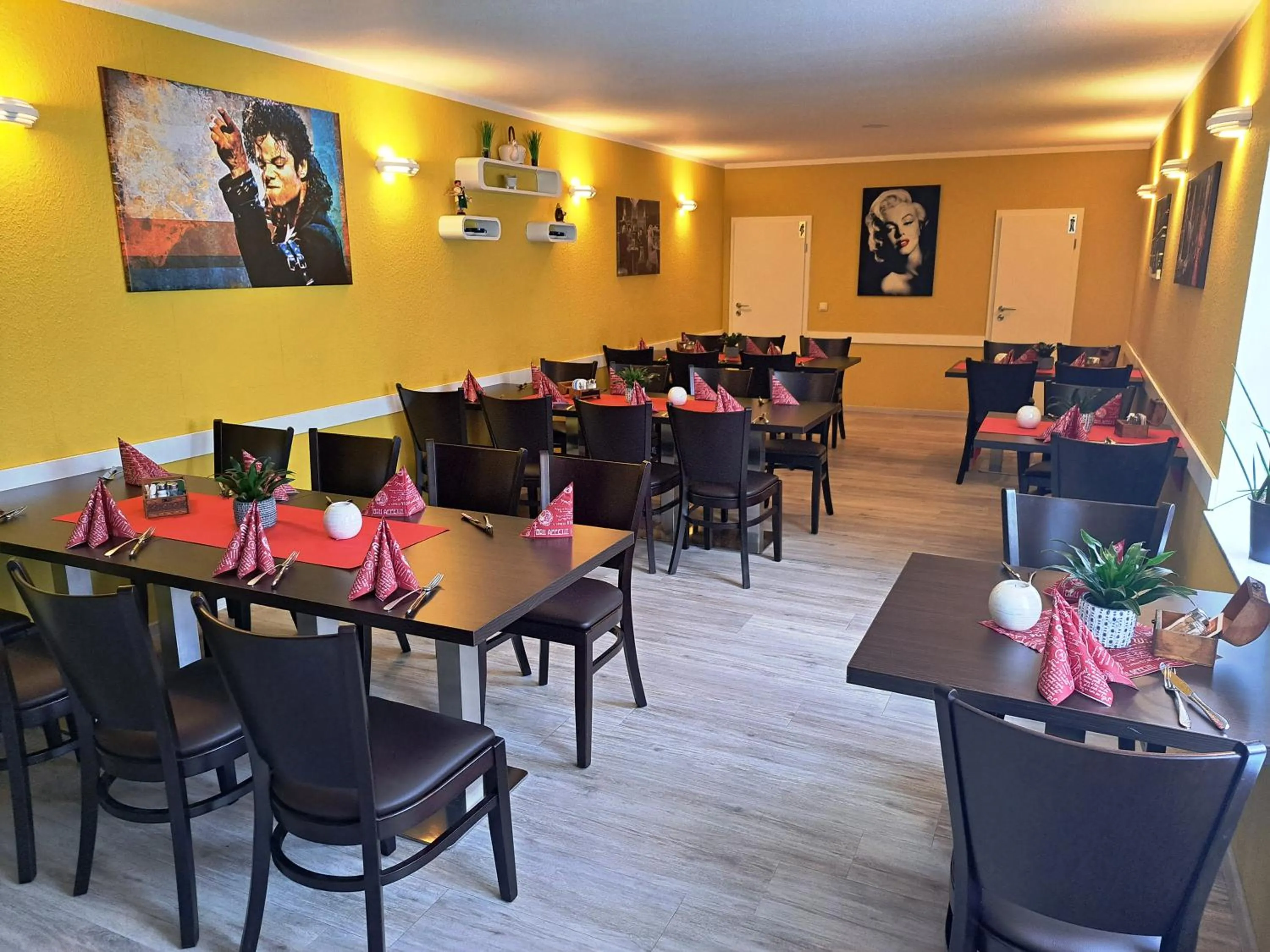 Restaurant/places to eat in Hotel Altes Badehaus