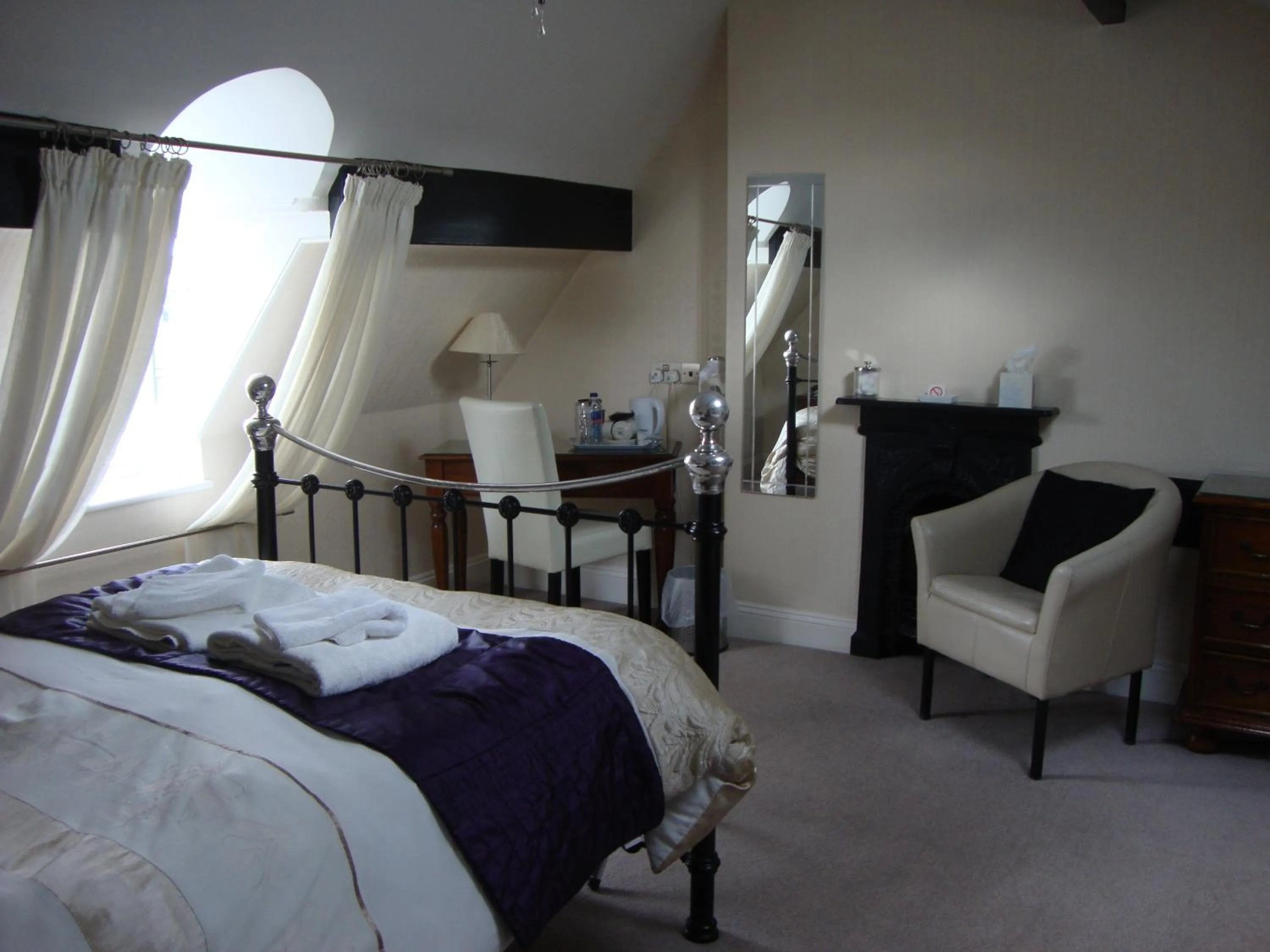 Bedroom, Bed in Ascot House