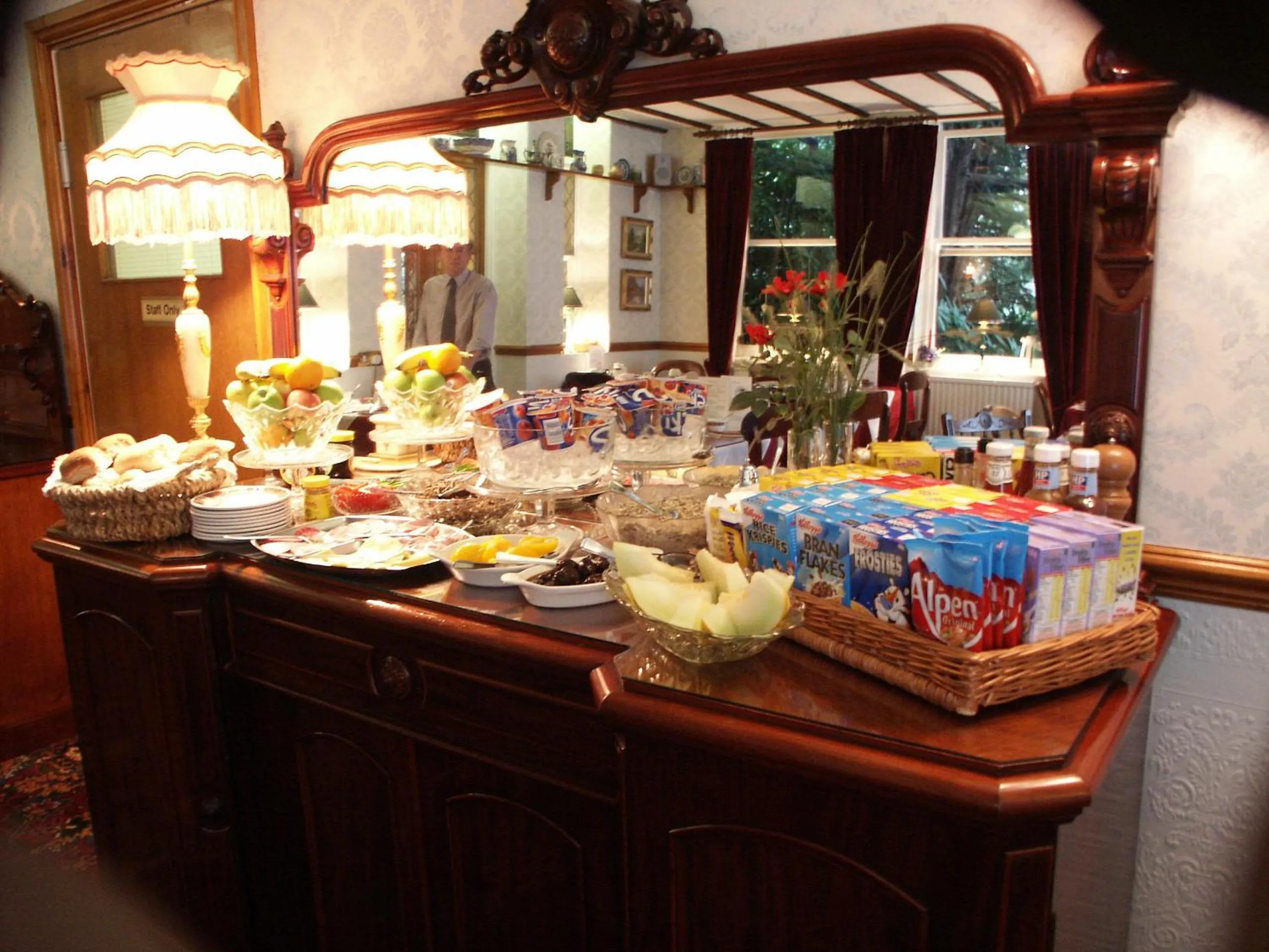 Restaurant/places to eat in Ascot House