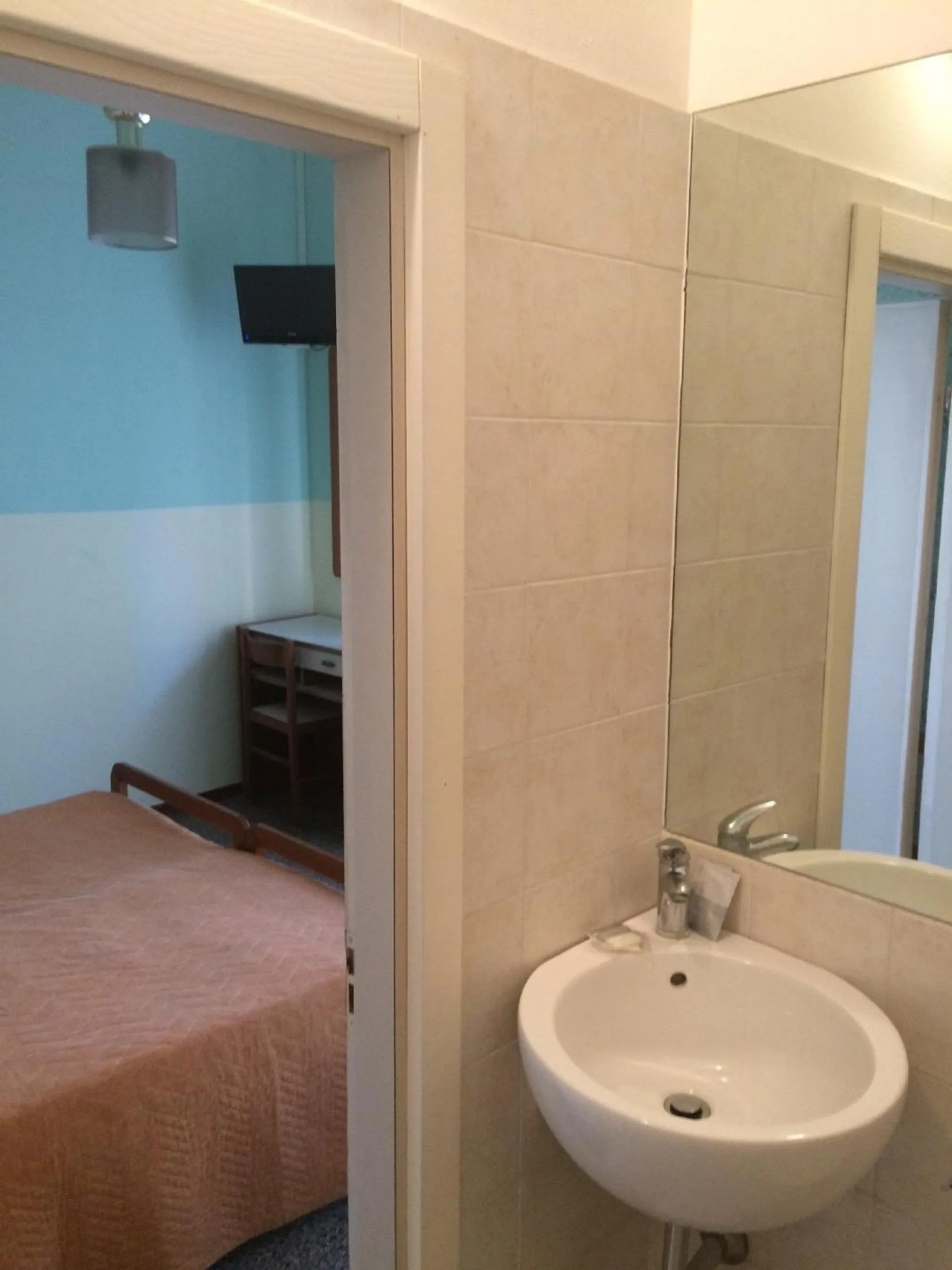 Shower, Bed in Hotel Ausonia B&B RiMiNi