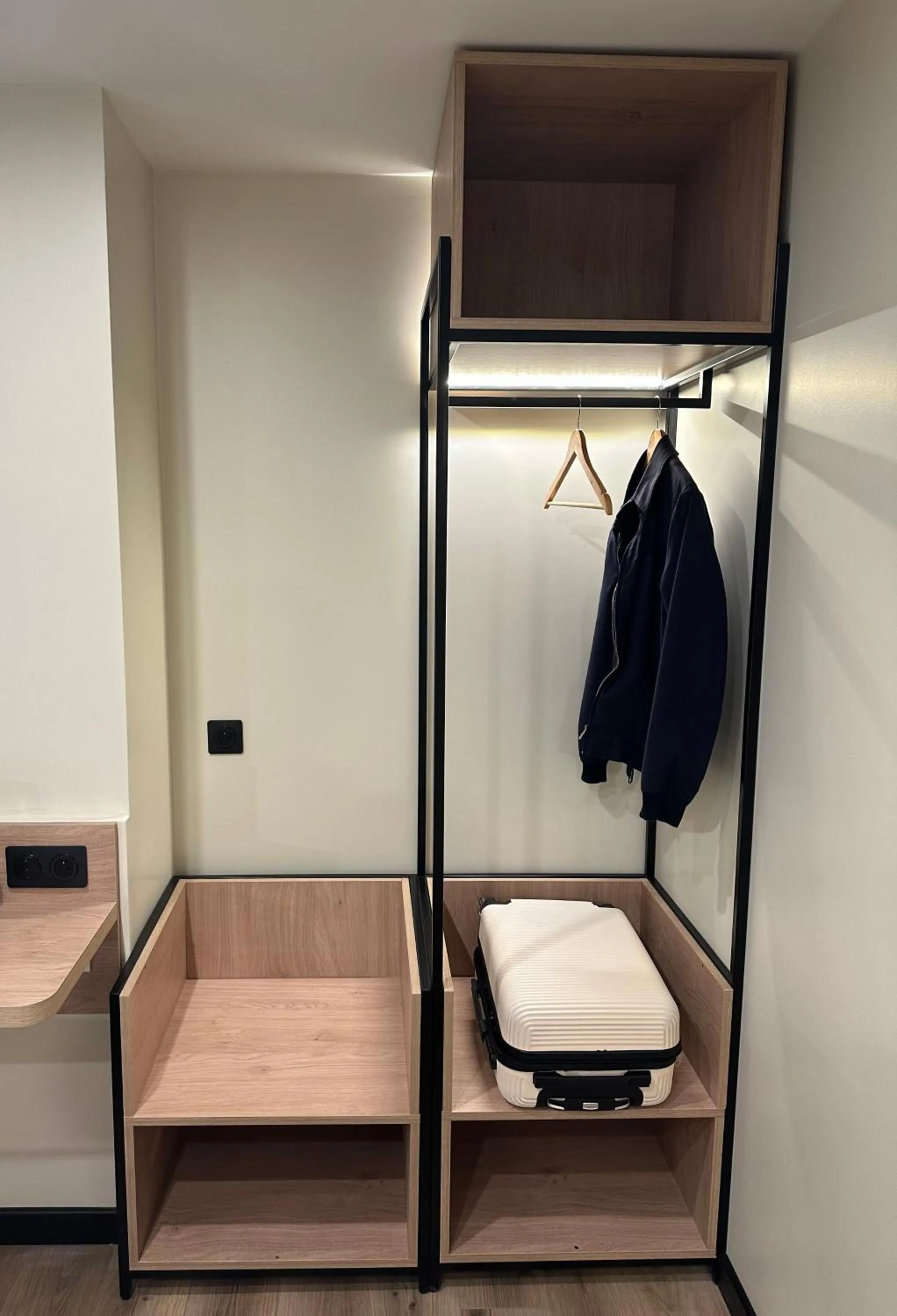 wardrobe in Hôtel Originals City, Armony Dijon - Chenôve