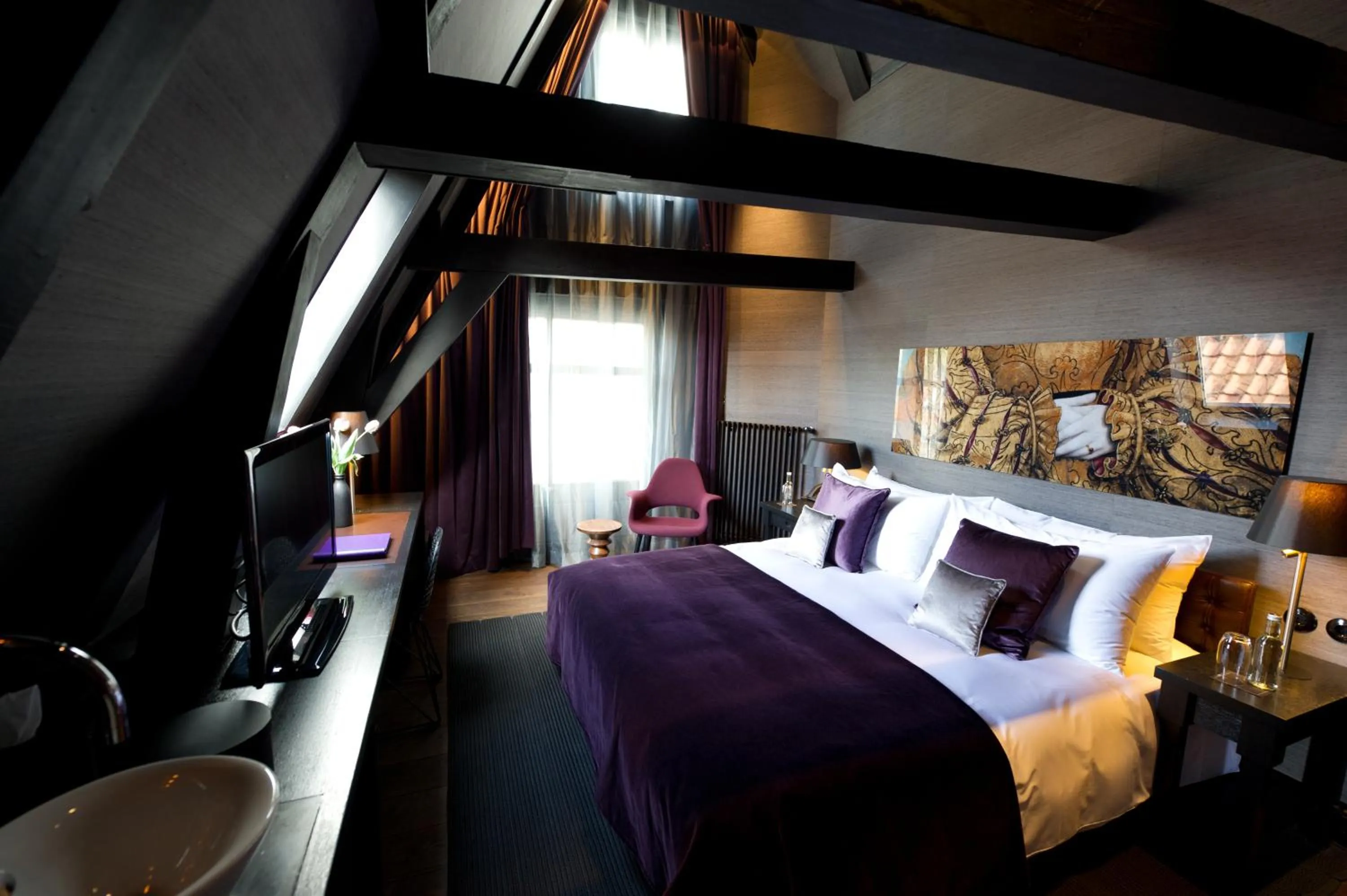 Photo of the whole room, Bed in Canal House