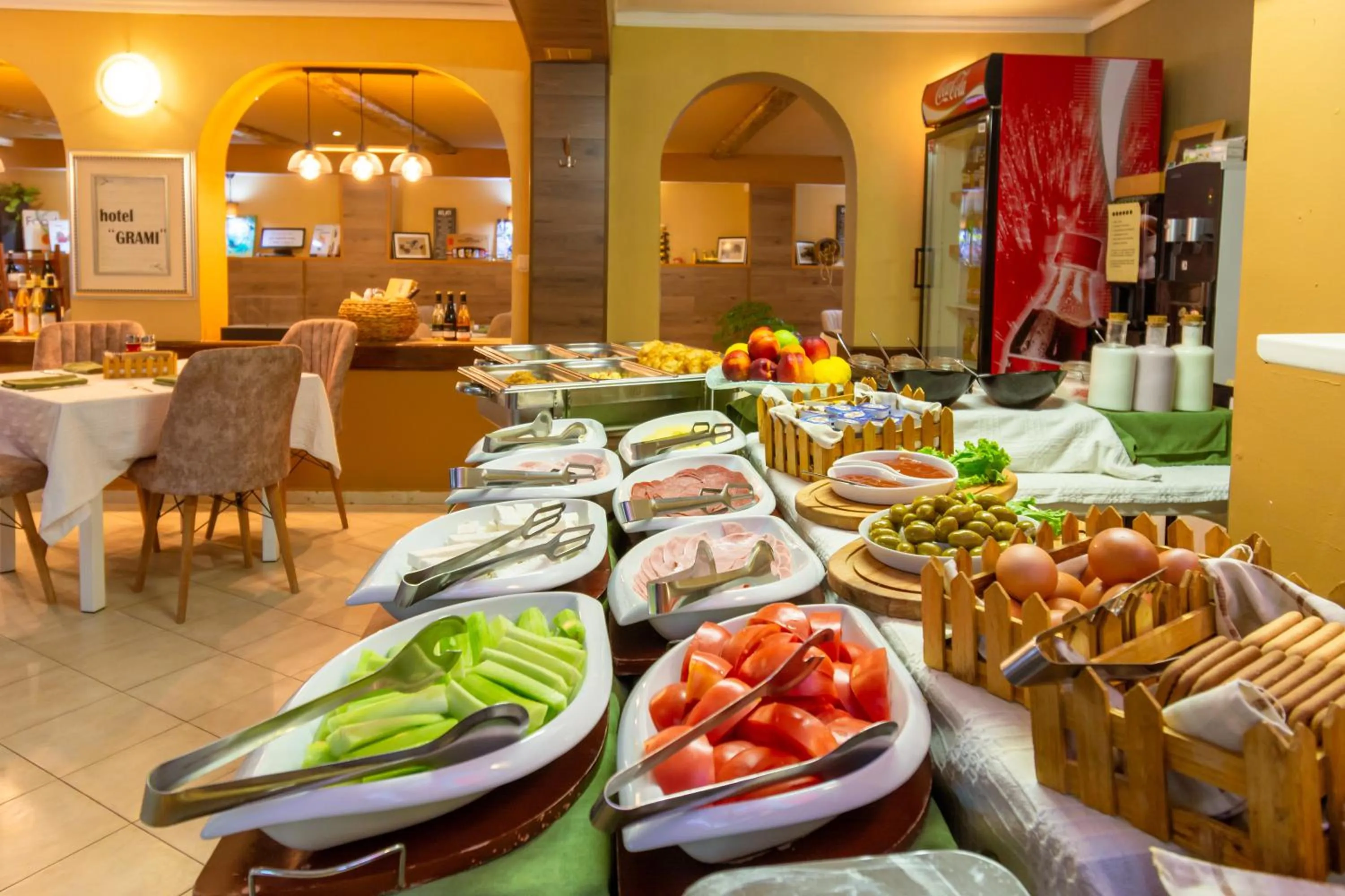 Restaurant/places to eat in Grami Hotel