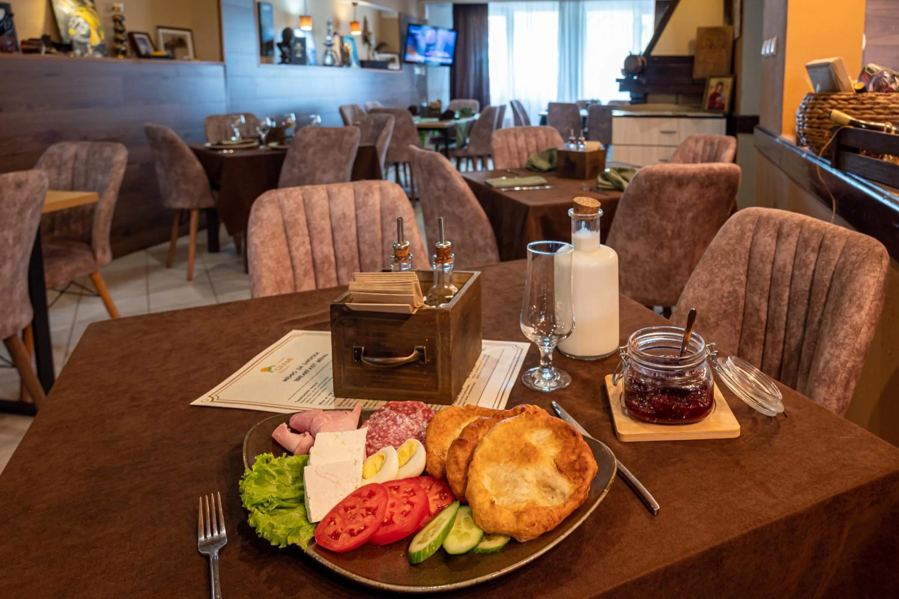 Restaurant/places to eat in Grami Hotel