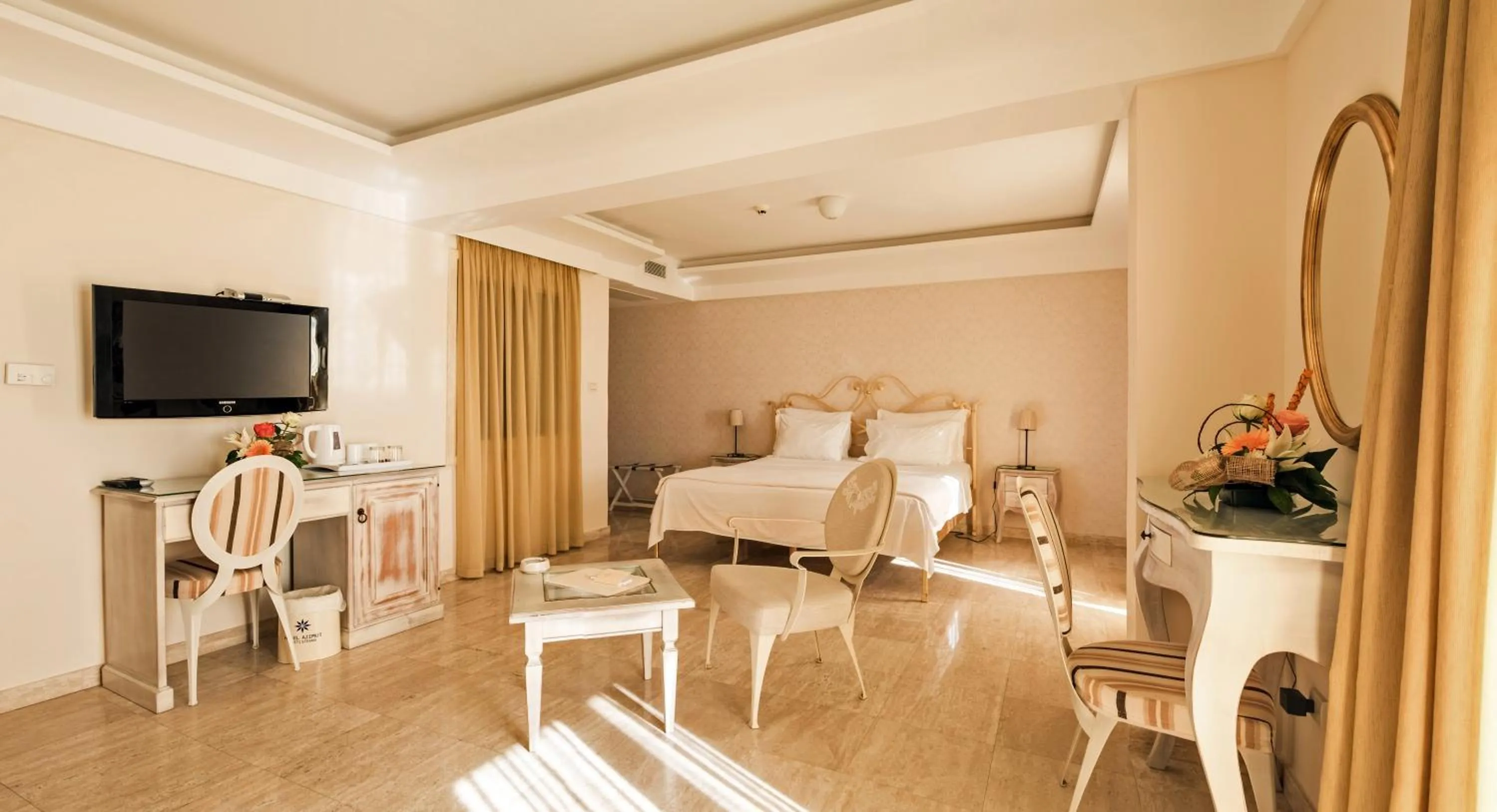 Communal lounge/ TV room, Bed in Hotel Azimut