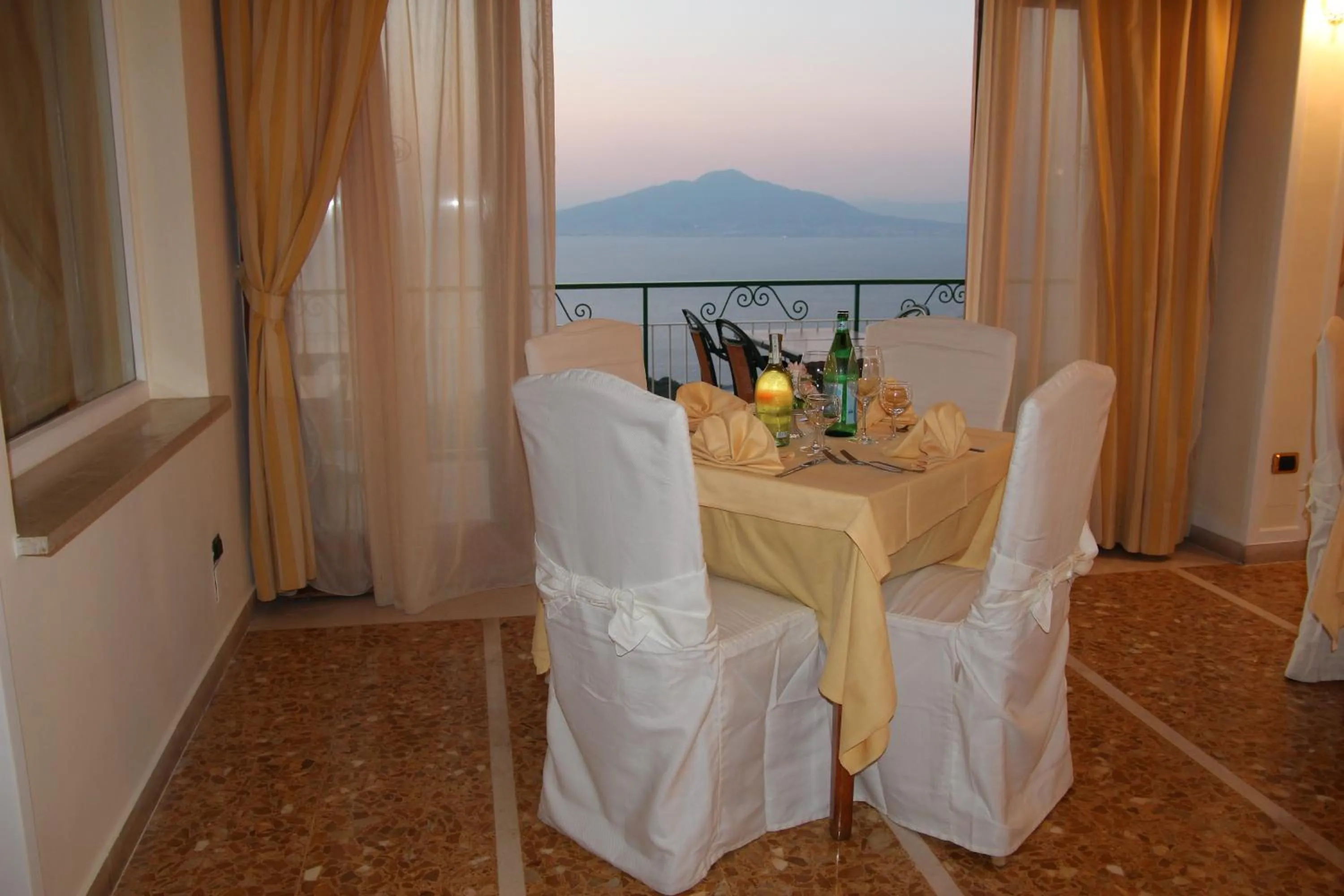 Dining area in Hotel Il Nido Sorrento