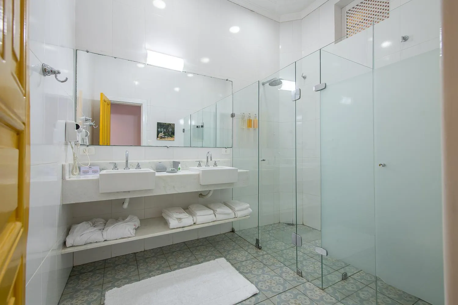 Bathroom in Sandi Hotel