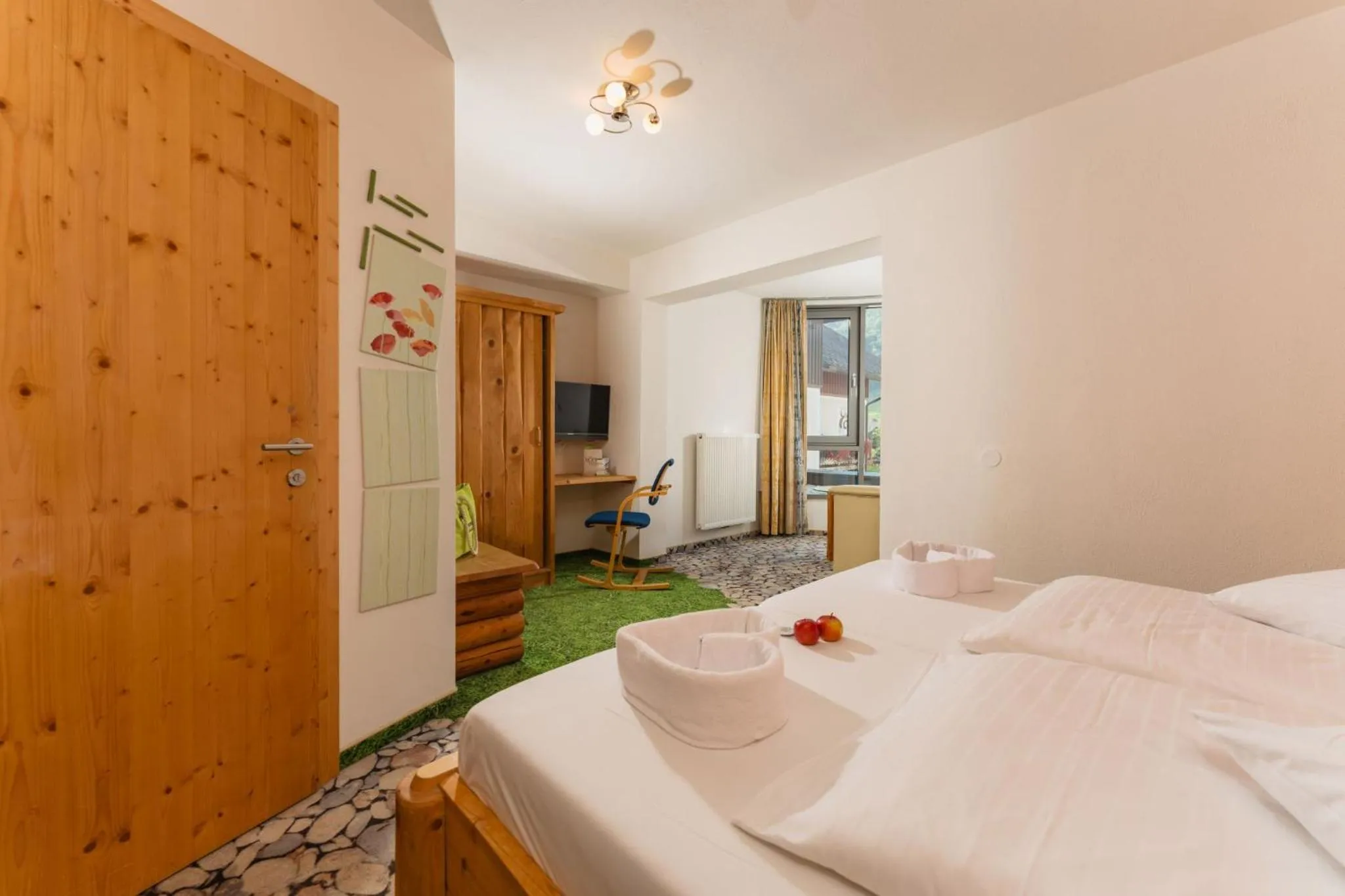 Photo of the whole room, Bed in Hartweger's Hotel