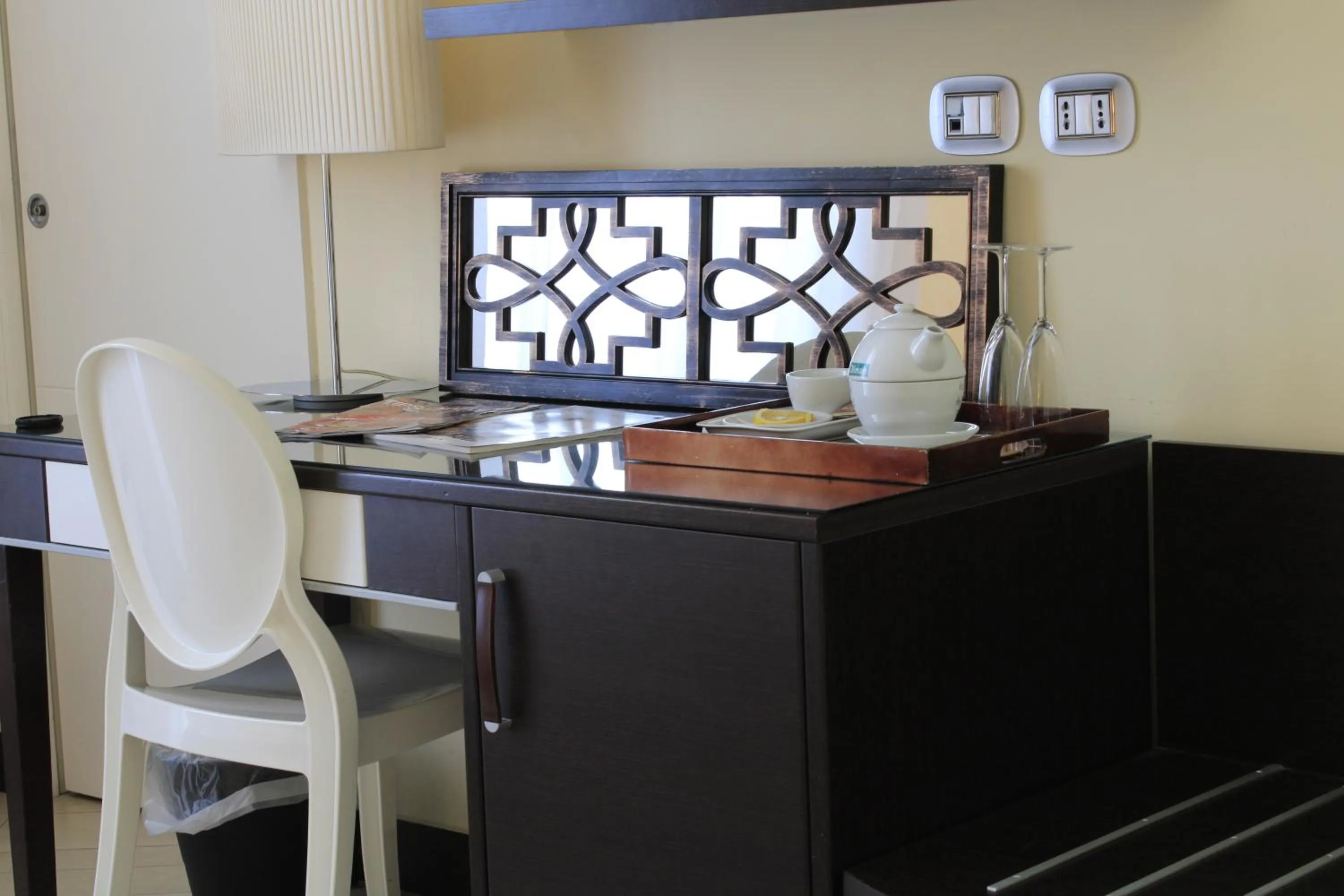 hair dresser, TV/Entertainment Center in Hotel Ferdinando II