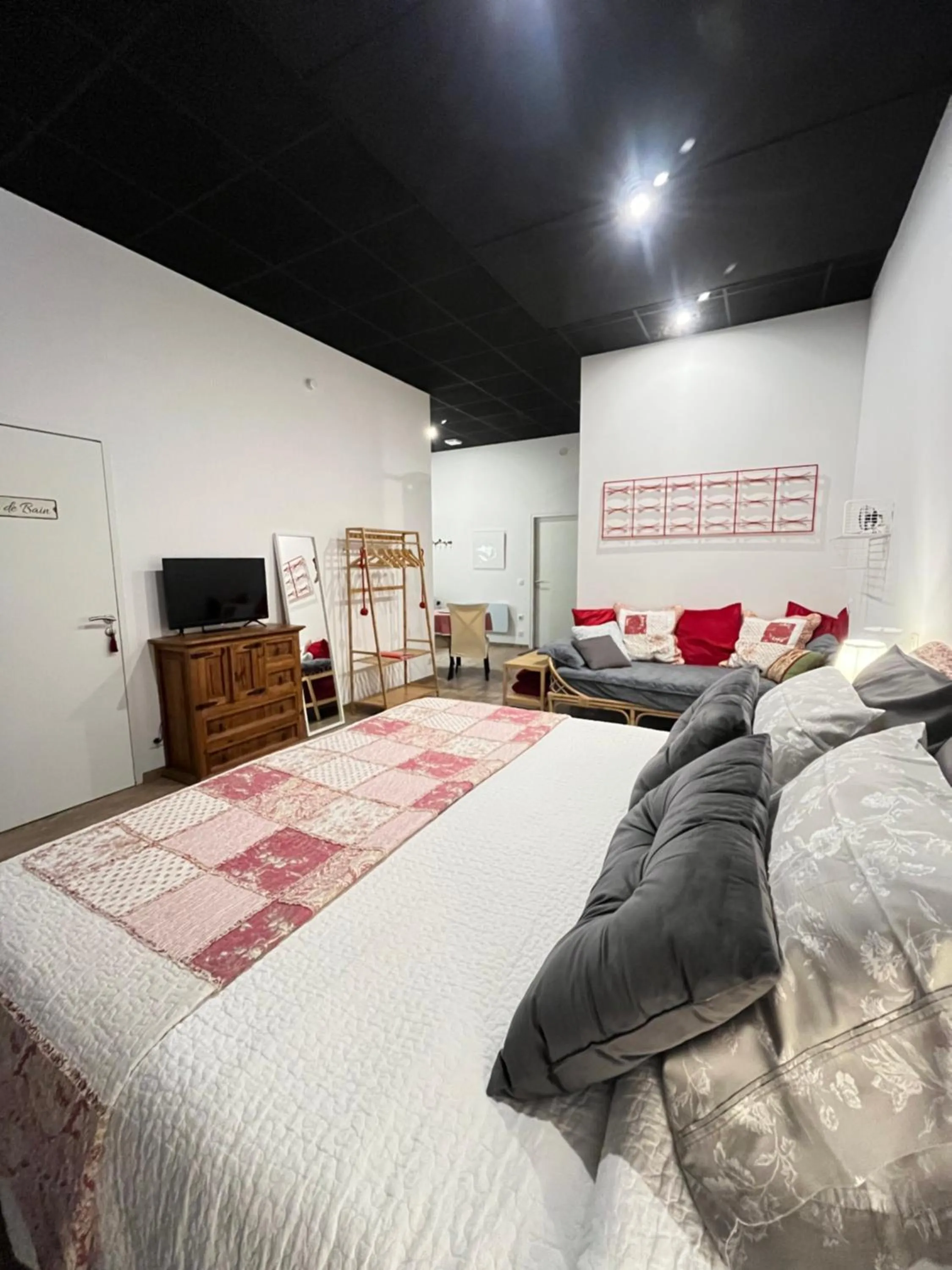 Photo of the whole room, Bed in The Corner Properties