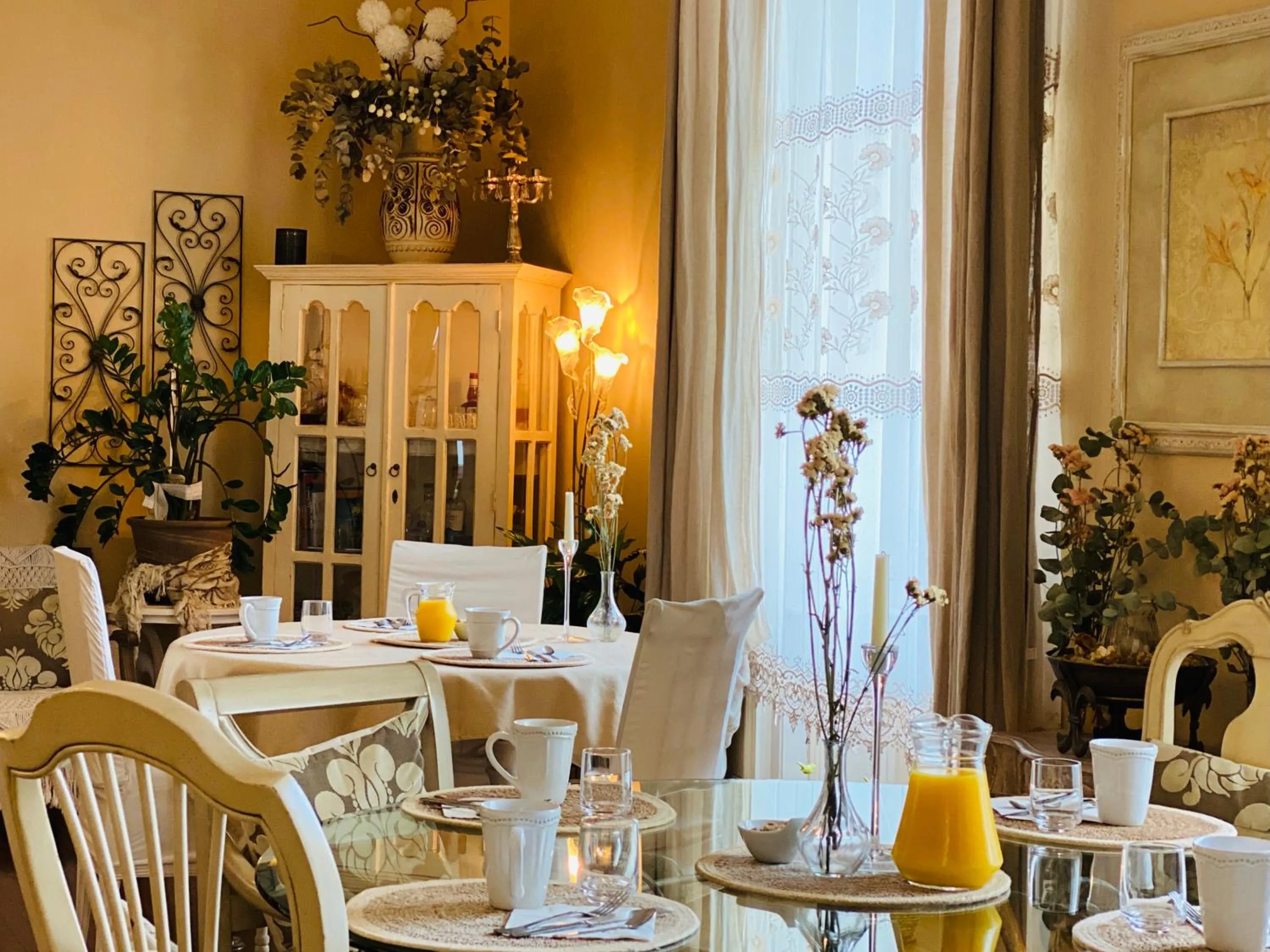 Breakfast in The Corner Properties