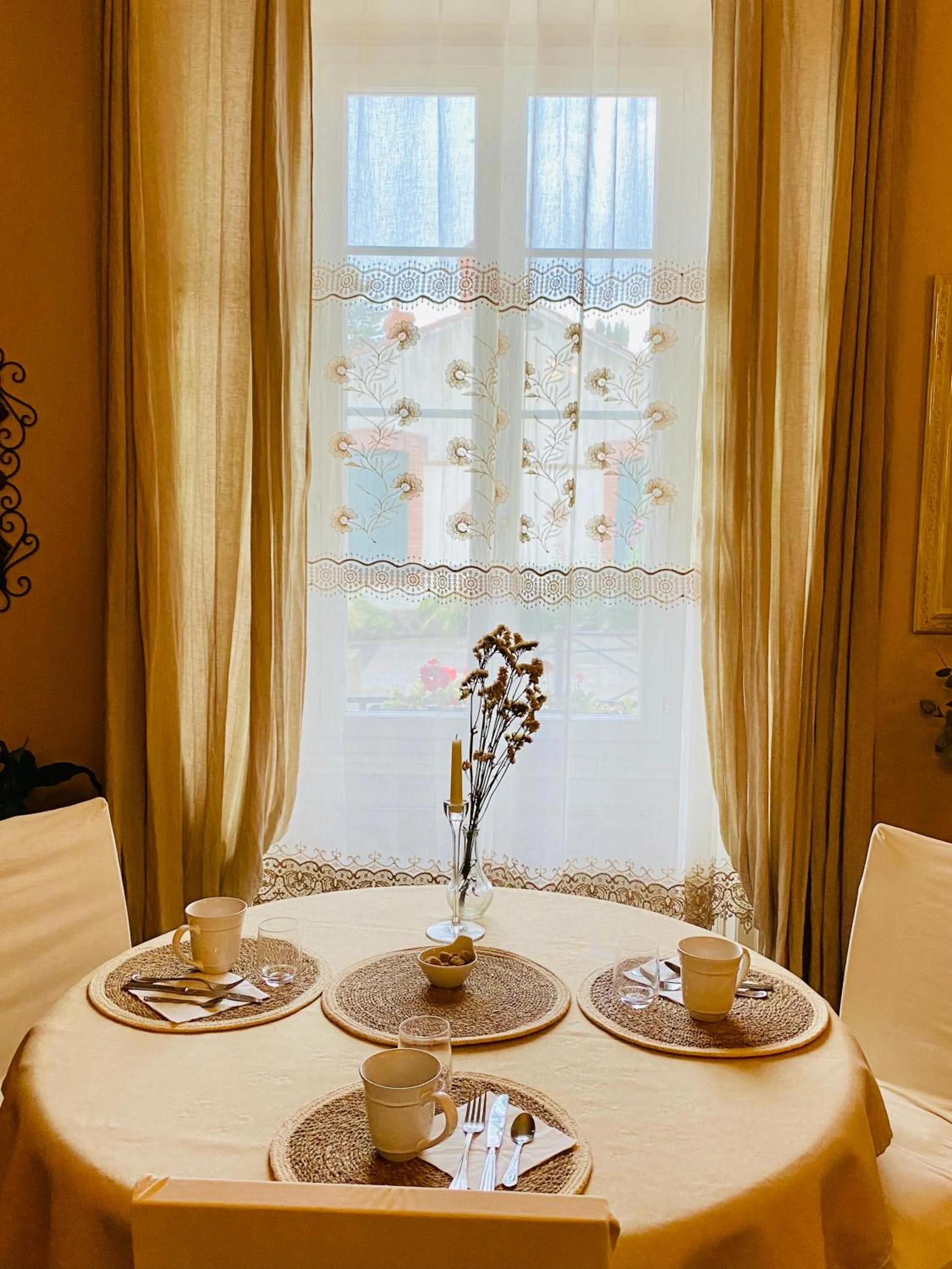 Breakfast in The Corner Properties