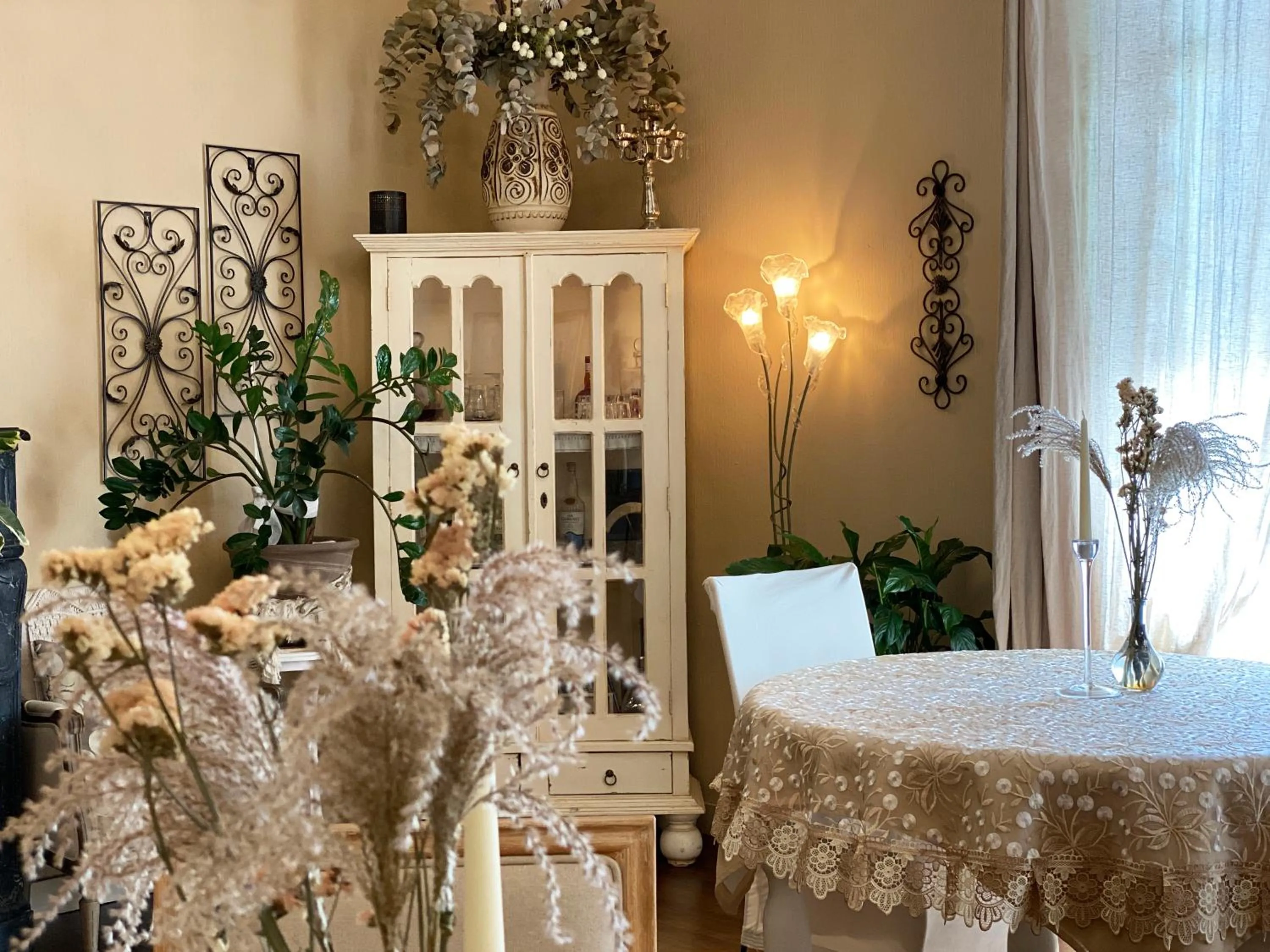 Dining area, Bed in The Corner Properties