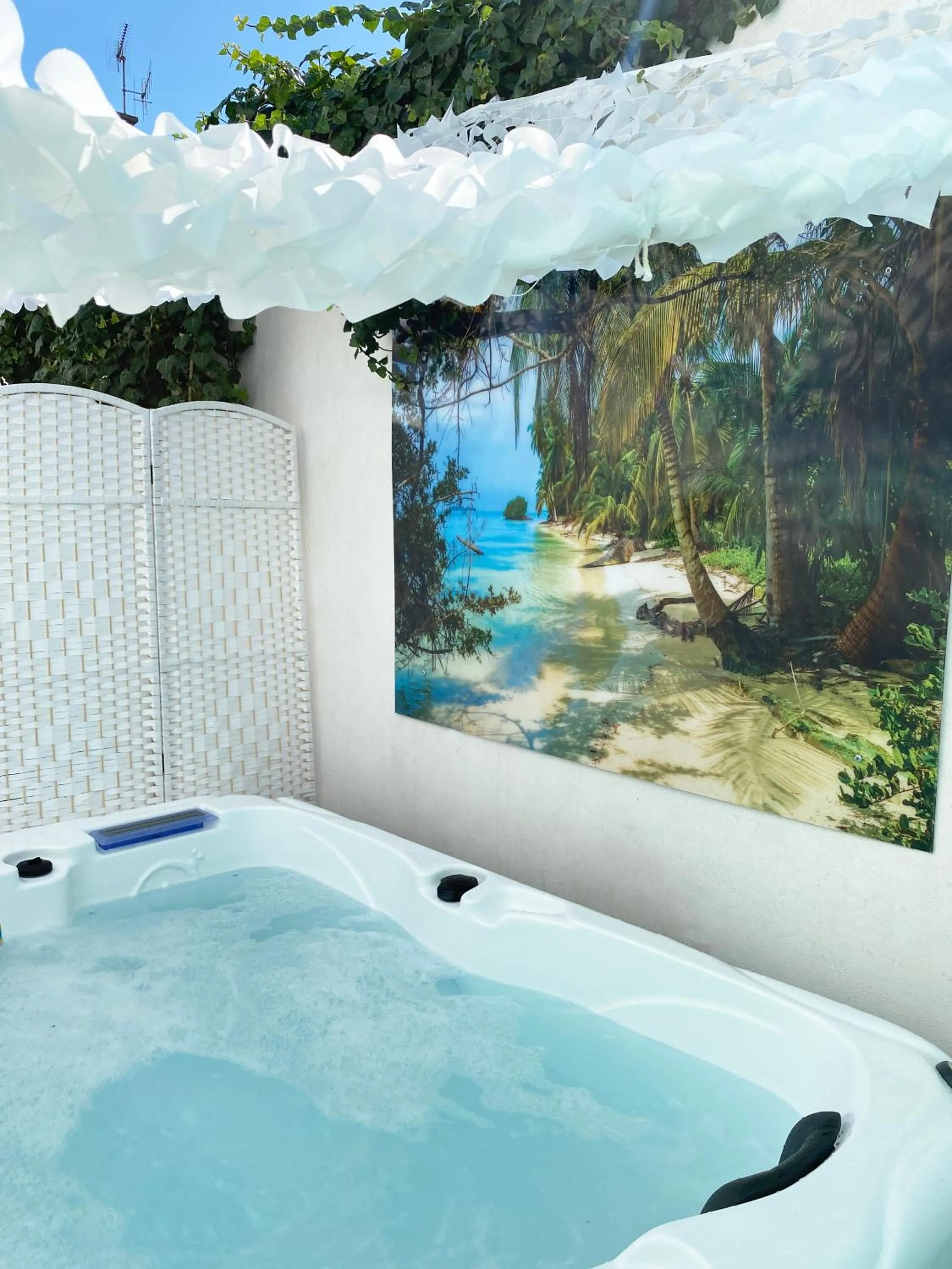 Hot Tub in The Corner Properties